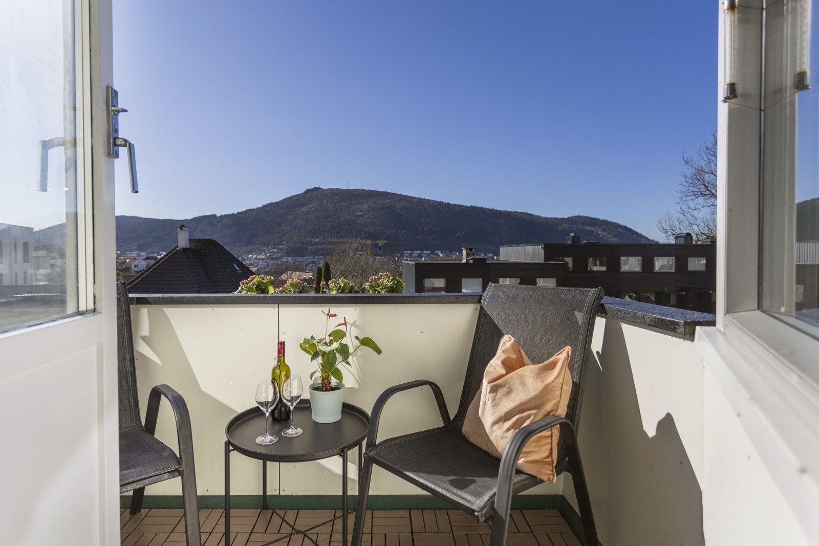 Lys og pen 3-roms selveierleilighet med vestvendt beliggenhet, solrik balkong og nydelig utsikt. Galleribilde