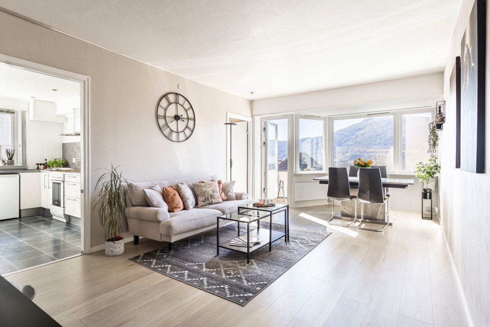 Den romslige stuen er fantastisk med det naturlige lyset fra de store vindusflatene og utgangen til den solrike vestvendte balkongen, en forlengelse av stuen. Galleribilde