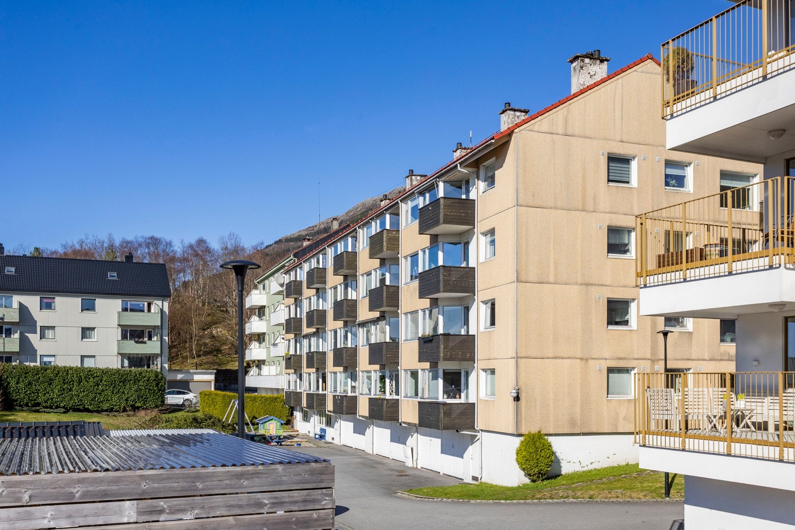 Åpent og romslig, enkelt og behagelig. Her bor du svært sentralt, samtidig som det er stille og usjenert innenfor hjemmets fire vegger! Galleribilde