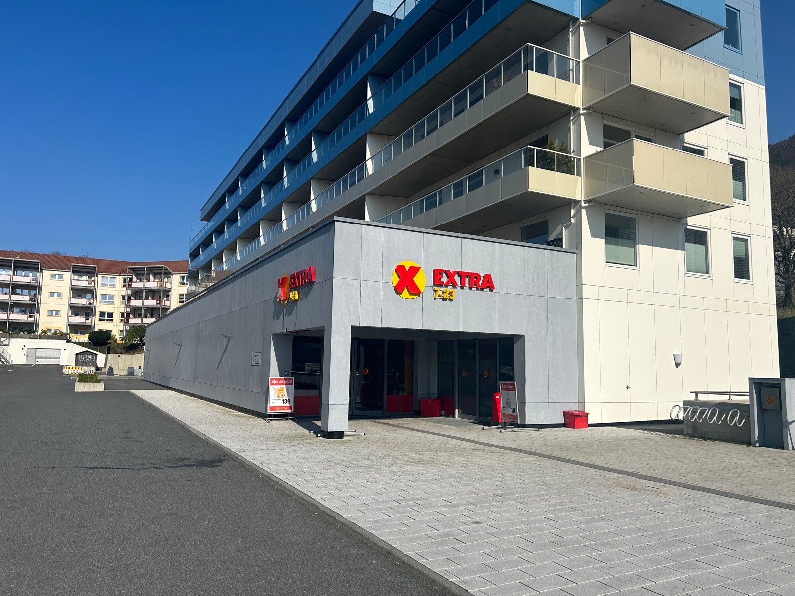 Om det skulle bli tomt for melk i kjøleskapet, eller om dagens middag skal handles inn, spaserer du kort og godt bort til Coop Extra Landås. Videre her ifra er det få minutter å gå før du ankommer Sletten Senter. Galleribilde