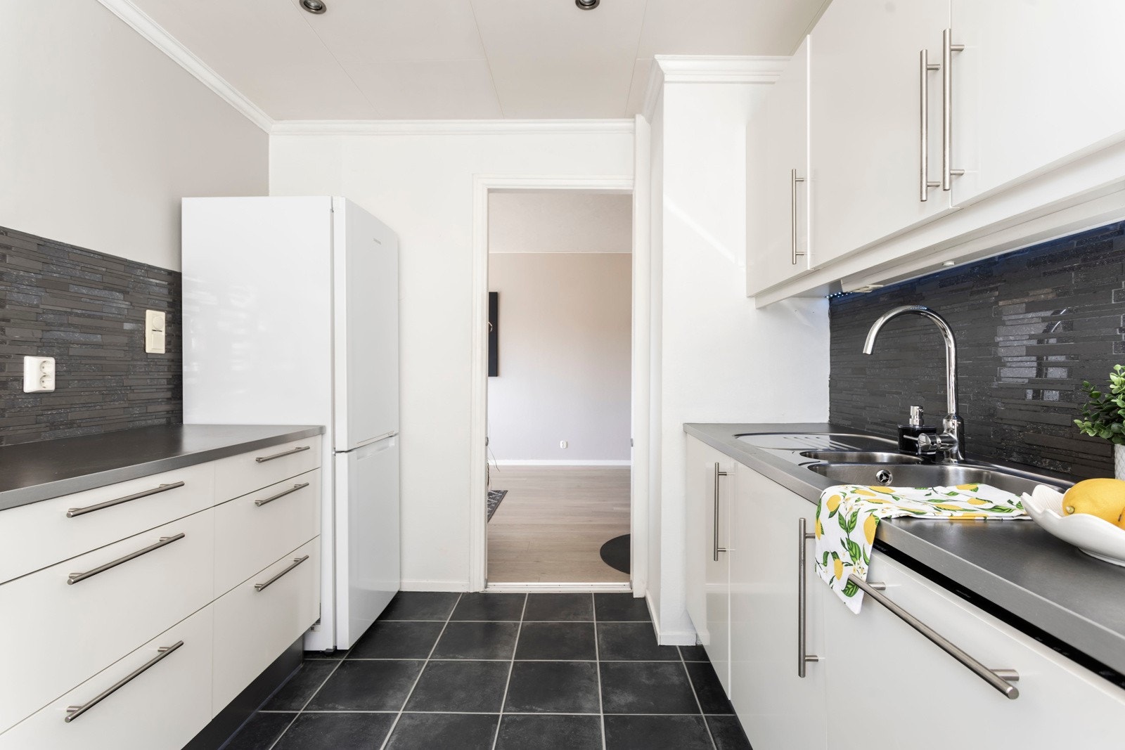 Det er godt med skap- og benkeplass som bidrar til et ryddig og oversiktlig kjøkken. Galleribilde