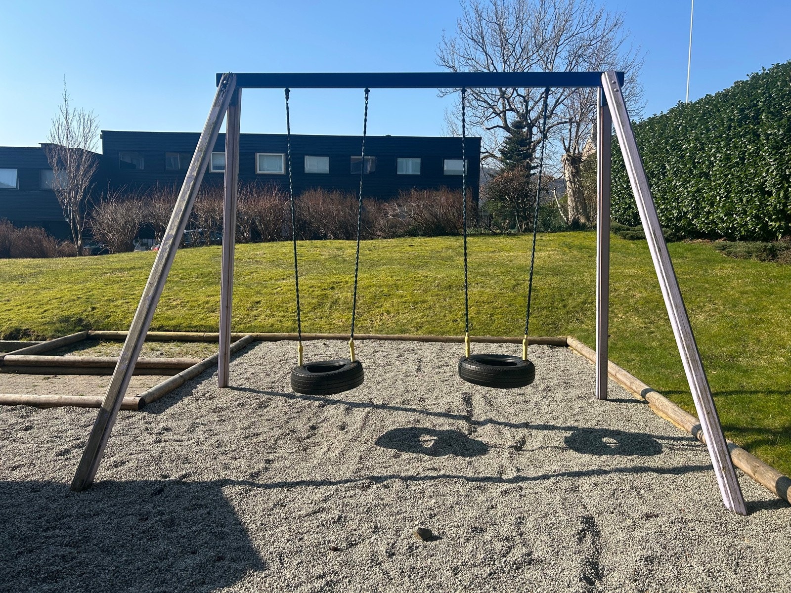 Det er også laget til med en liten lekeplass med et lite lekehus, sandkasse og husker. Galleribilde