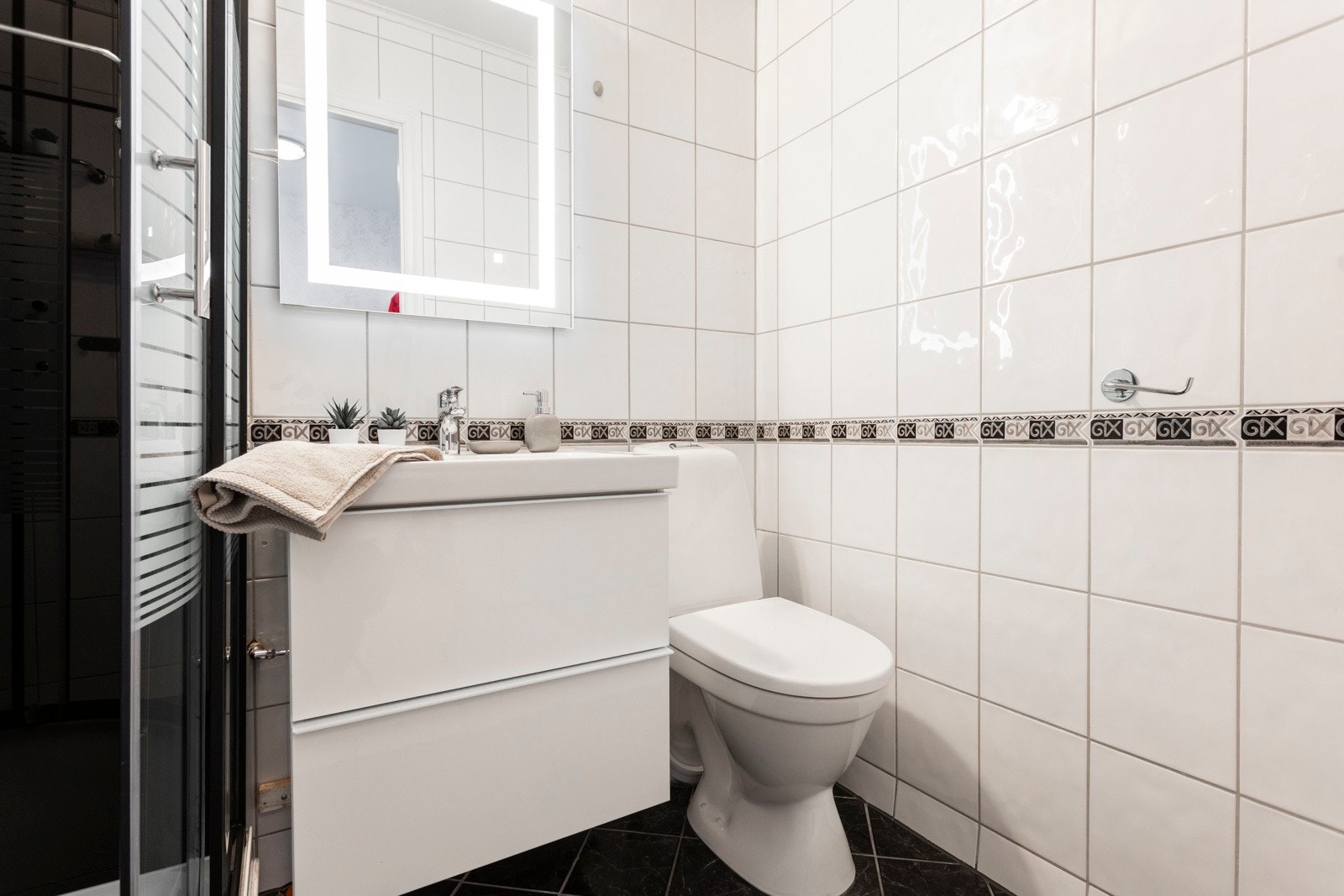 Det er innredet med tidsriktig baderomsinnredning fra 2021 med god lagringsplass og gulvstående toalett fra 2024. Galleribilde