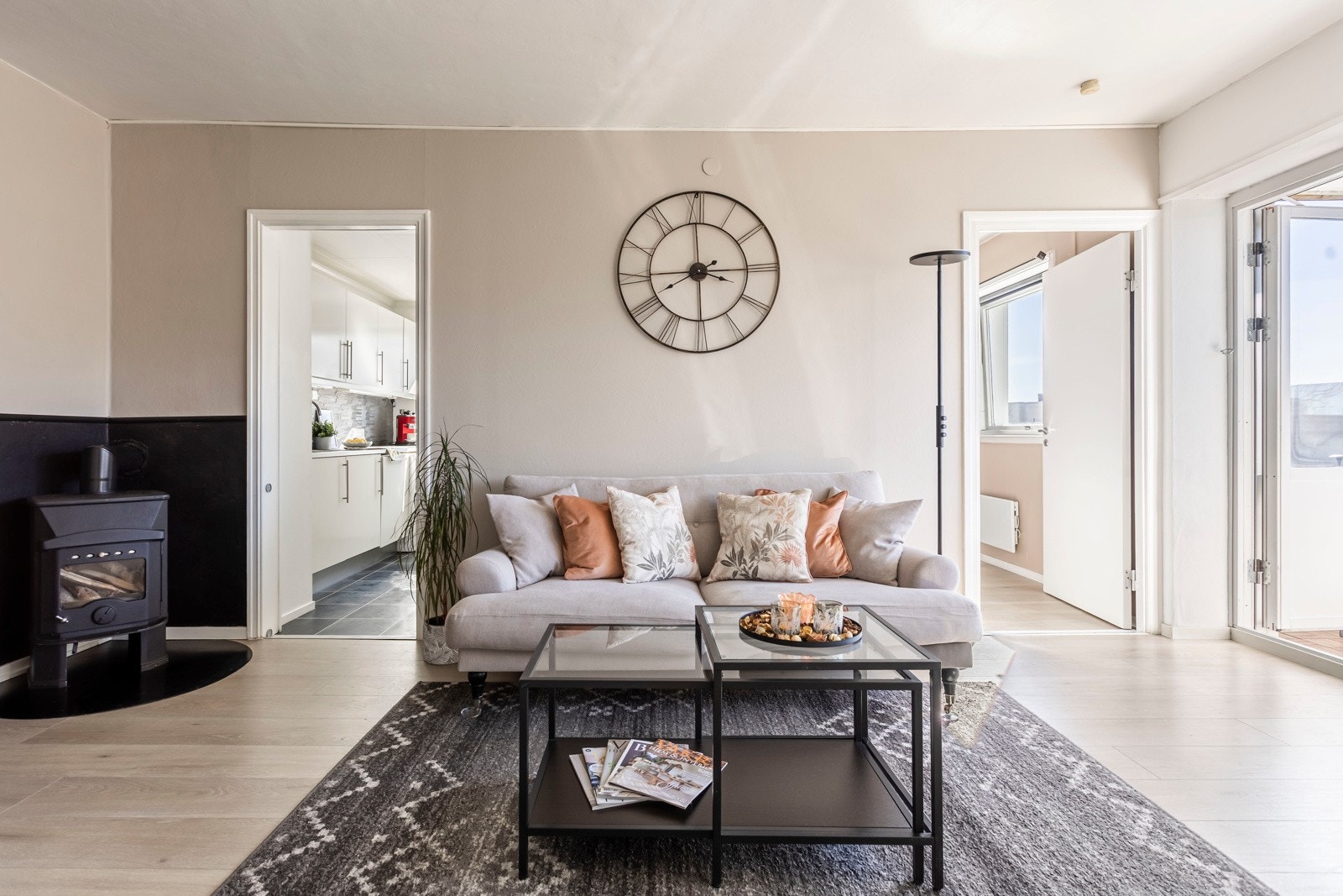 Fra stuen har du tilkomst til kjøkkenet og til et av boligens to soverom. Galleribilde