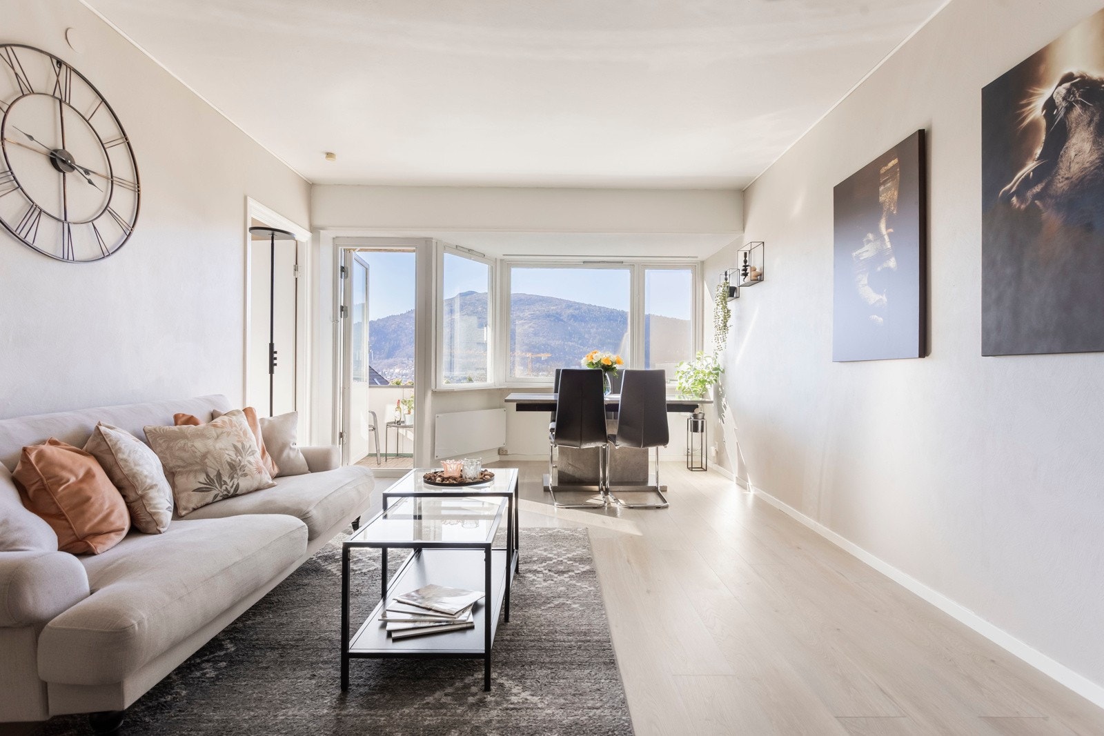 Stuen er et stort, deilig og sosialt rom som gir deg mulighet til å invitere hele vennegjengen på middagsbesøk og dekke opp langbord. I tillegg vil du lett falle til ro i eget selskap eller med dine nærmeste. Galleribilde