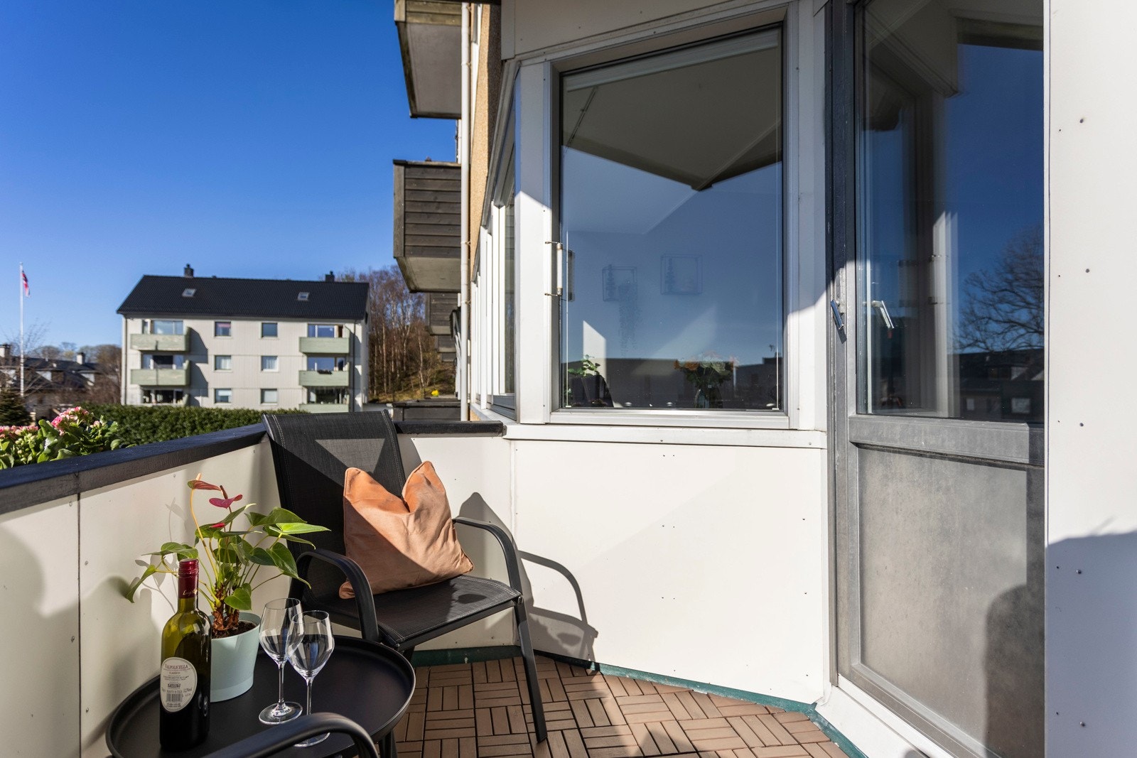 Perfekt for en liten sittegruppe, hvor du kan slappe av med en kopp kaffe og se Løvstakken bade i sol. Galleribilde