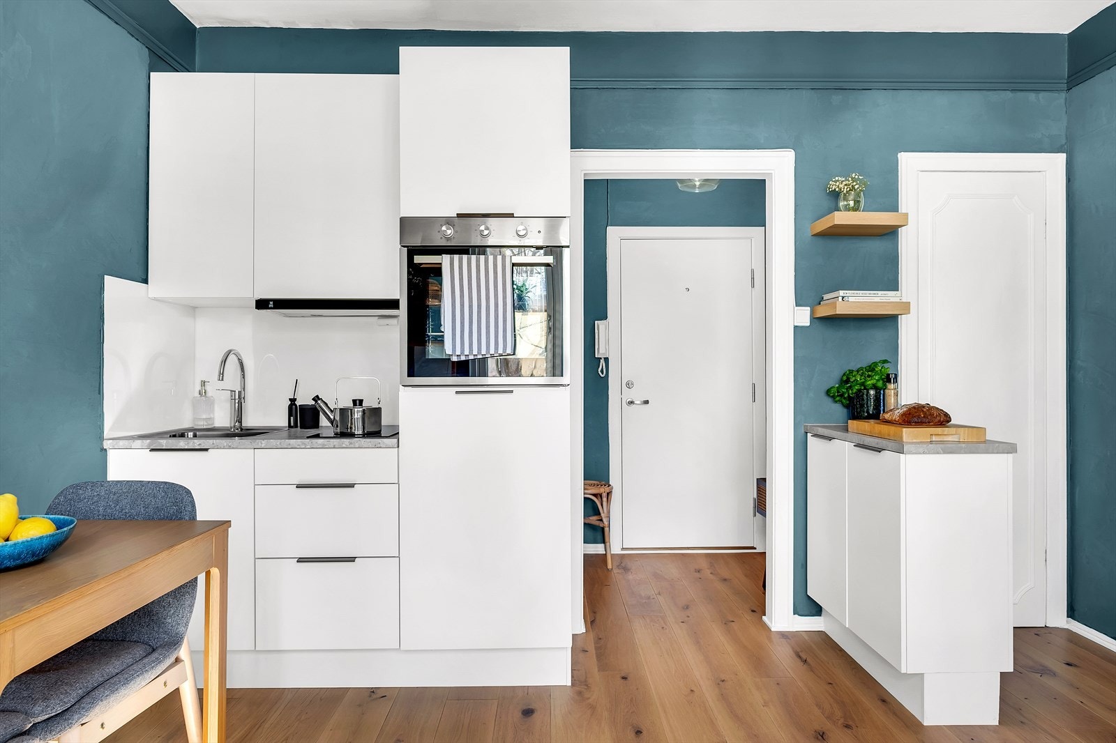 Praktisk kjøkken med integrert kjøleskap, platetopp og stekeovn. Galleribilde