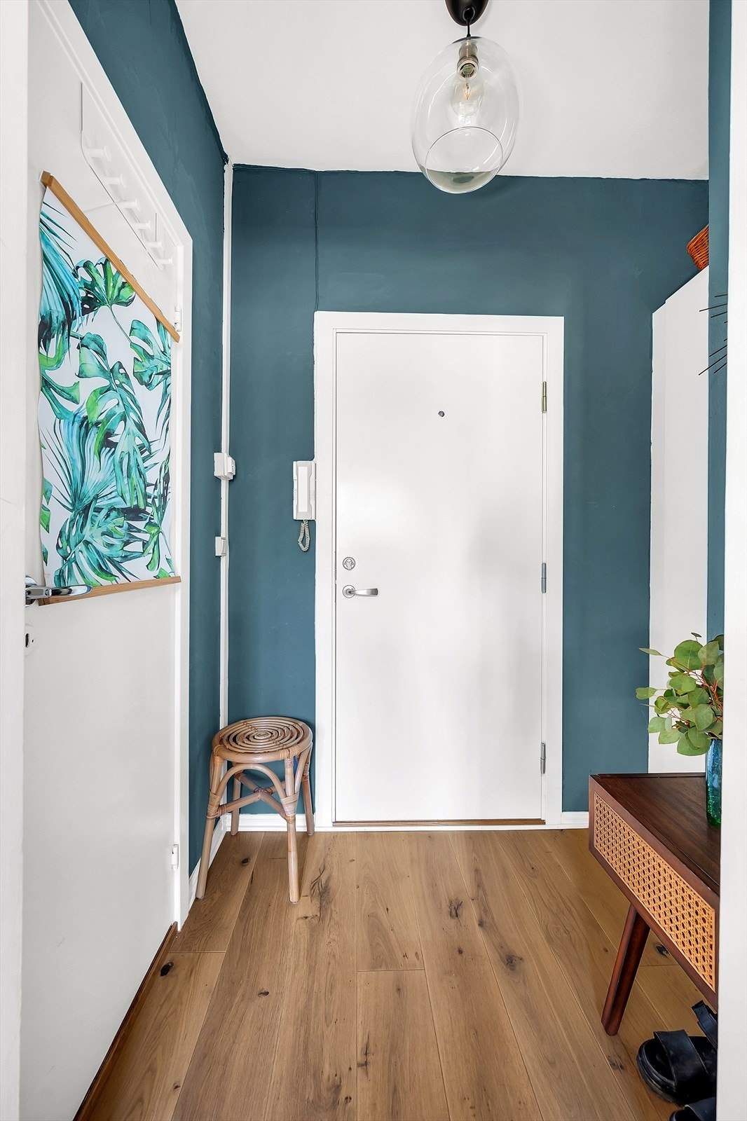 Innbydende entré med oppbevaring i garderobeskap. Galleribilde