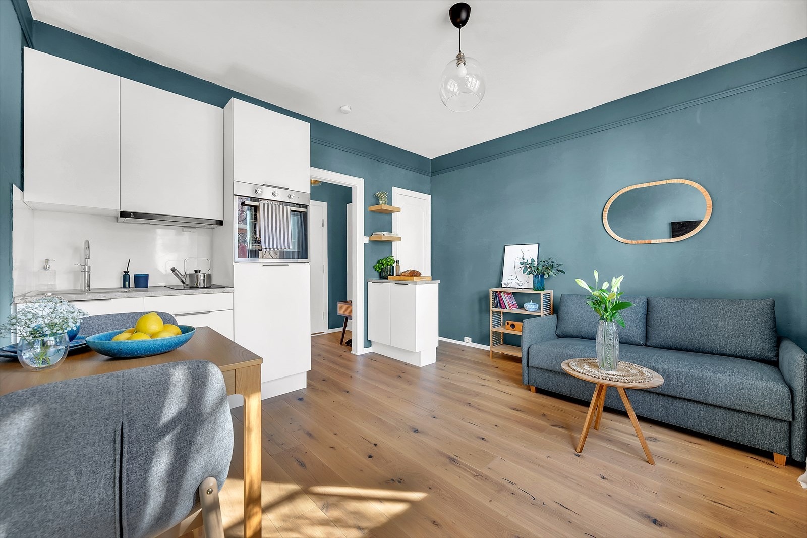 Leiligheten har god intern beliggenhet i 3. etasje, i en bygård sentral beliggende midt mellom Grünerløkka og Torshov. Galleribilde