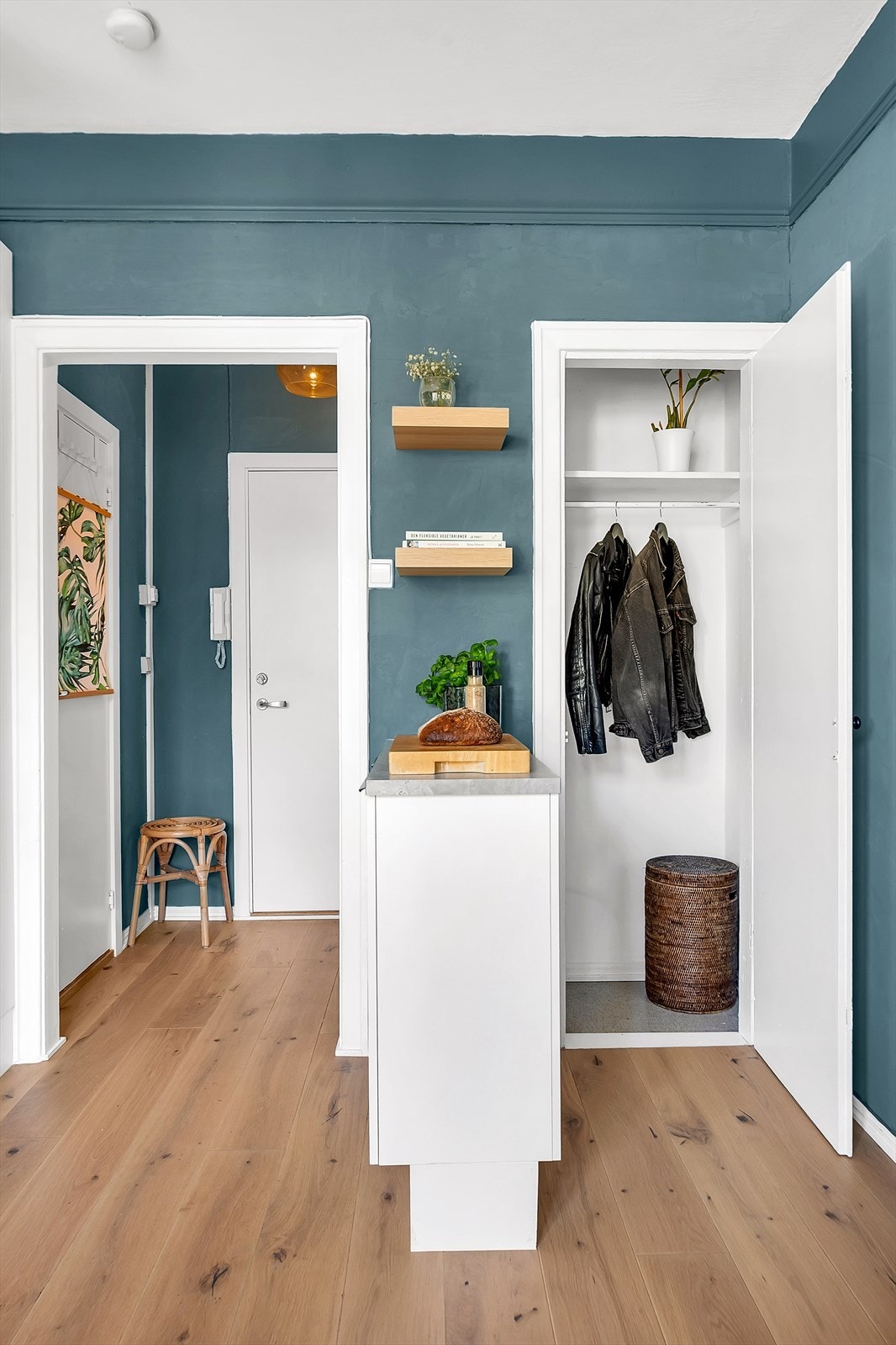 Leiligheten har innvendig oppbevaring i plassbygd kott. Galleribilde