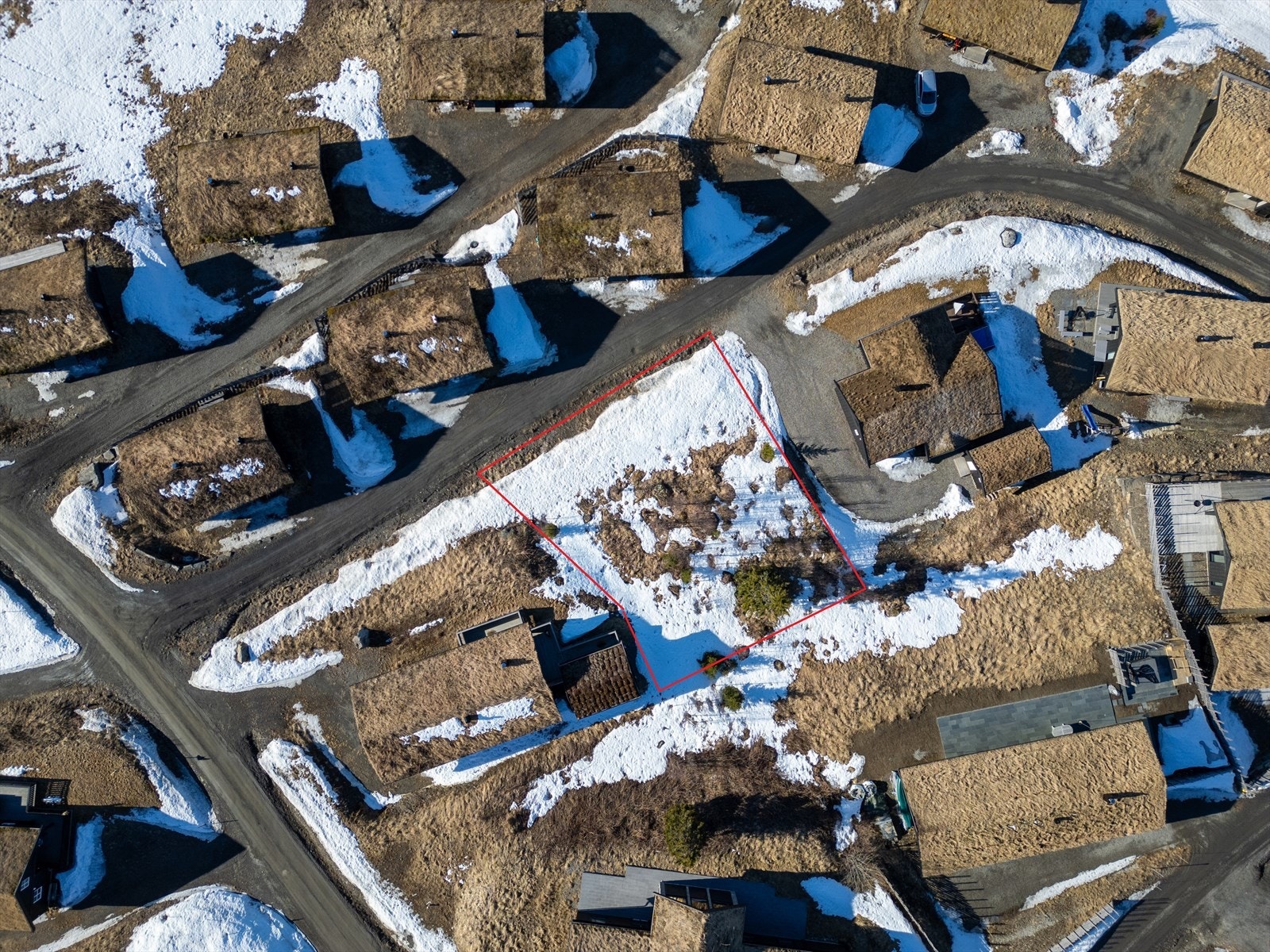 Veien er stengt med bom for uvedkommende, kun hytteeiere og andre med avtale har tilgang med automatiskbomåpner - Bildet er for illsutrasjon og avvik av tomtegrenser vil forekomme Galleribilde