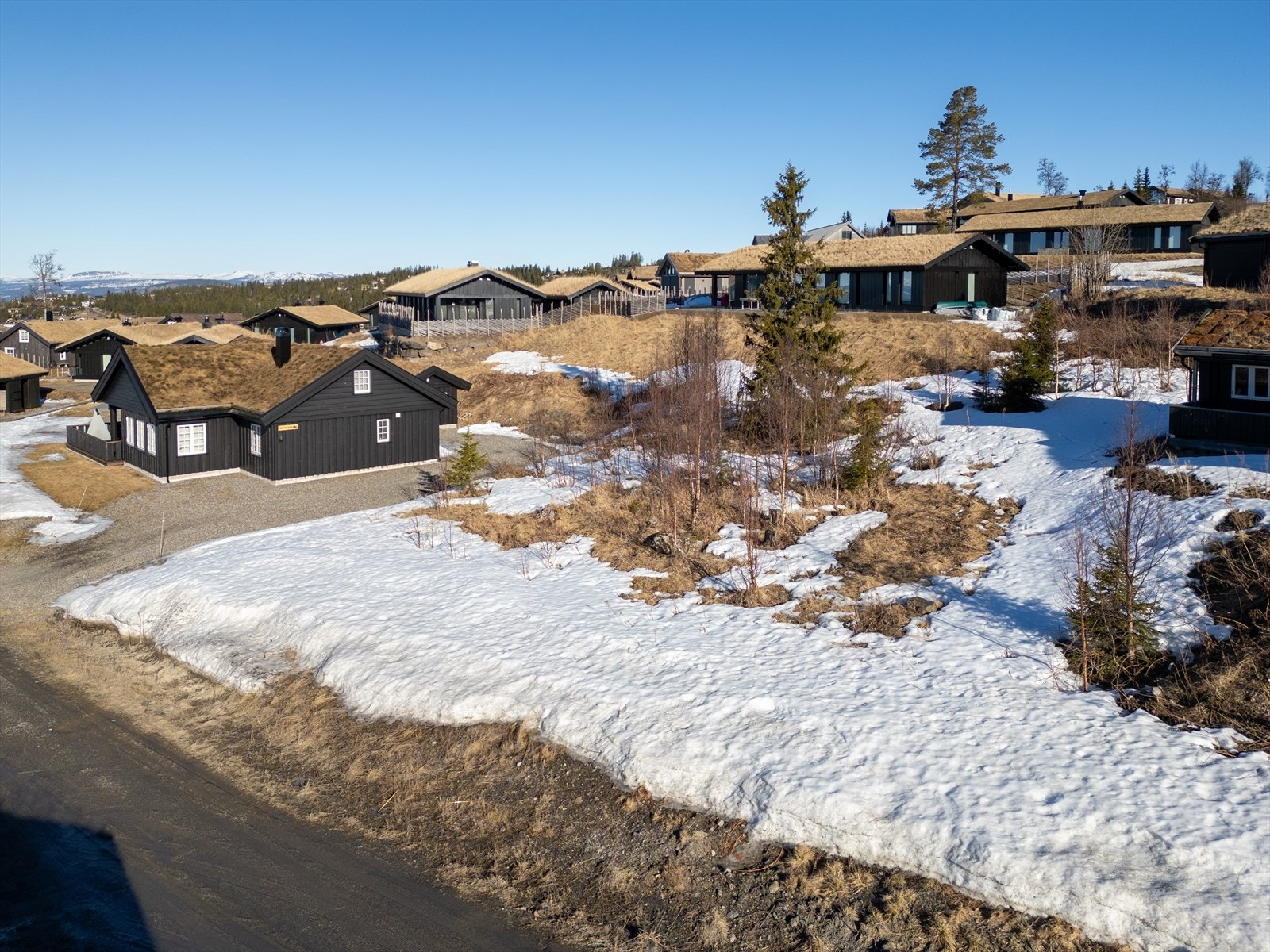 Dette hytteområdet vender mot syd og vest, har flott utsikt, ligger helt opp mot fjellet og er spesielt solrikt Galleribilde