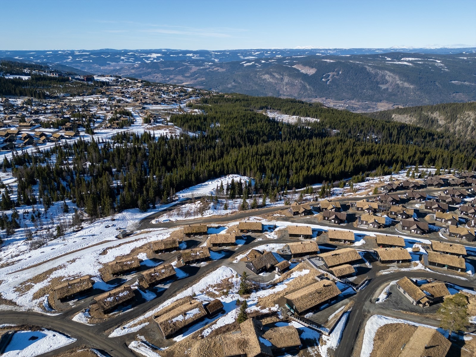 Tomten er levert med full infrastruktur som innebærer vei, vann/avløp, strøm, kabel-tv og bredbånd frem til tomtegrense Galleribilde