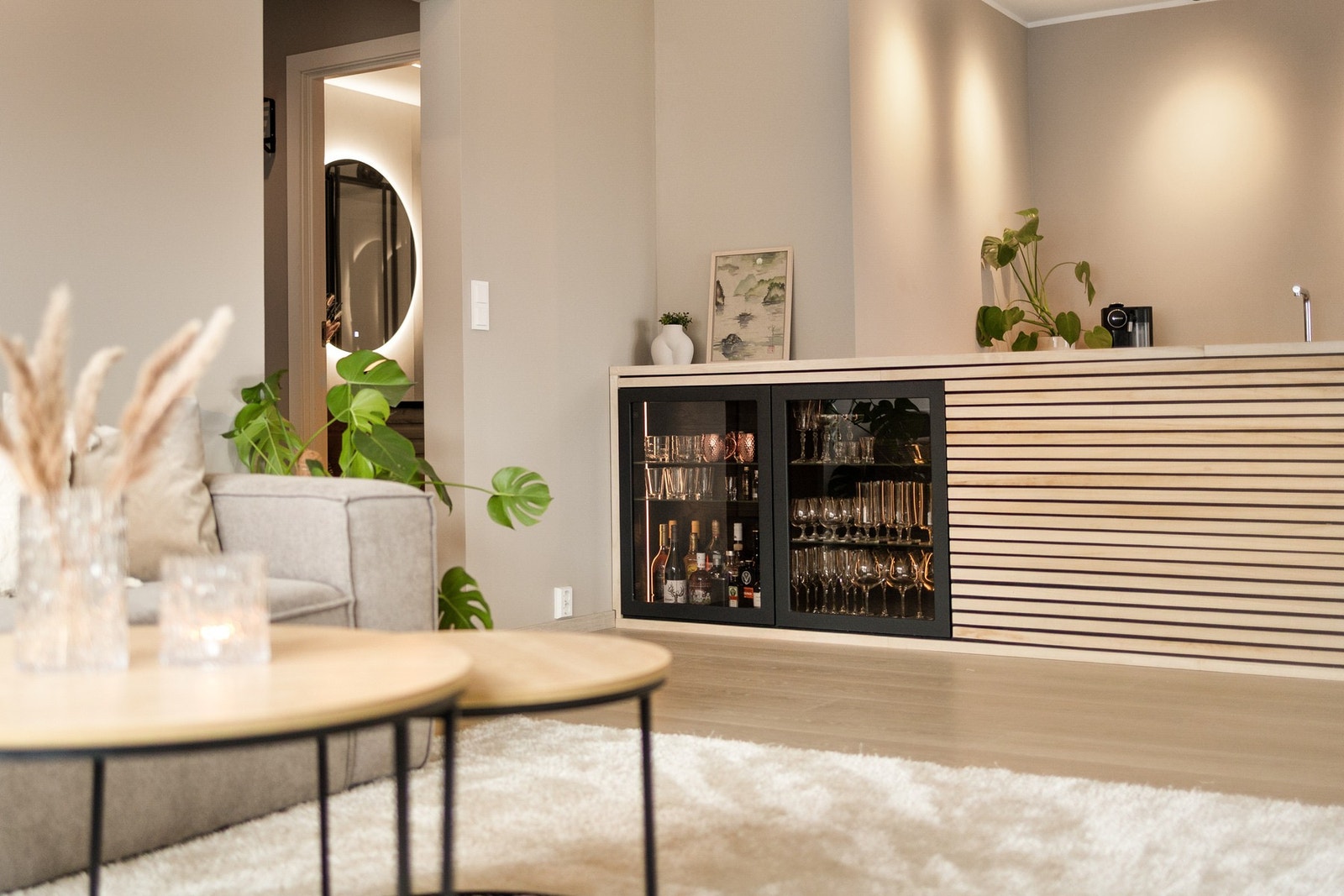 Her har dagens eier fulgt nøye med på hvilke materialvalg, trender og fargepaletter som er i vinden når oppussingen ble gjort. Ingenting er overlatt til tilfeldighetene. La oss bevege oss over til badet. Galleribilde