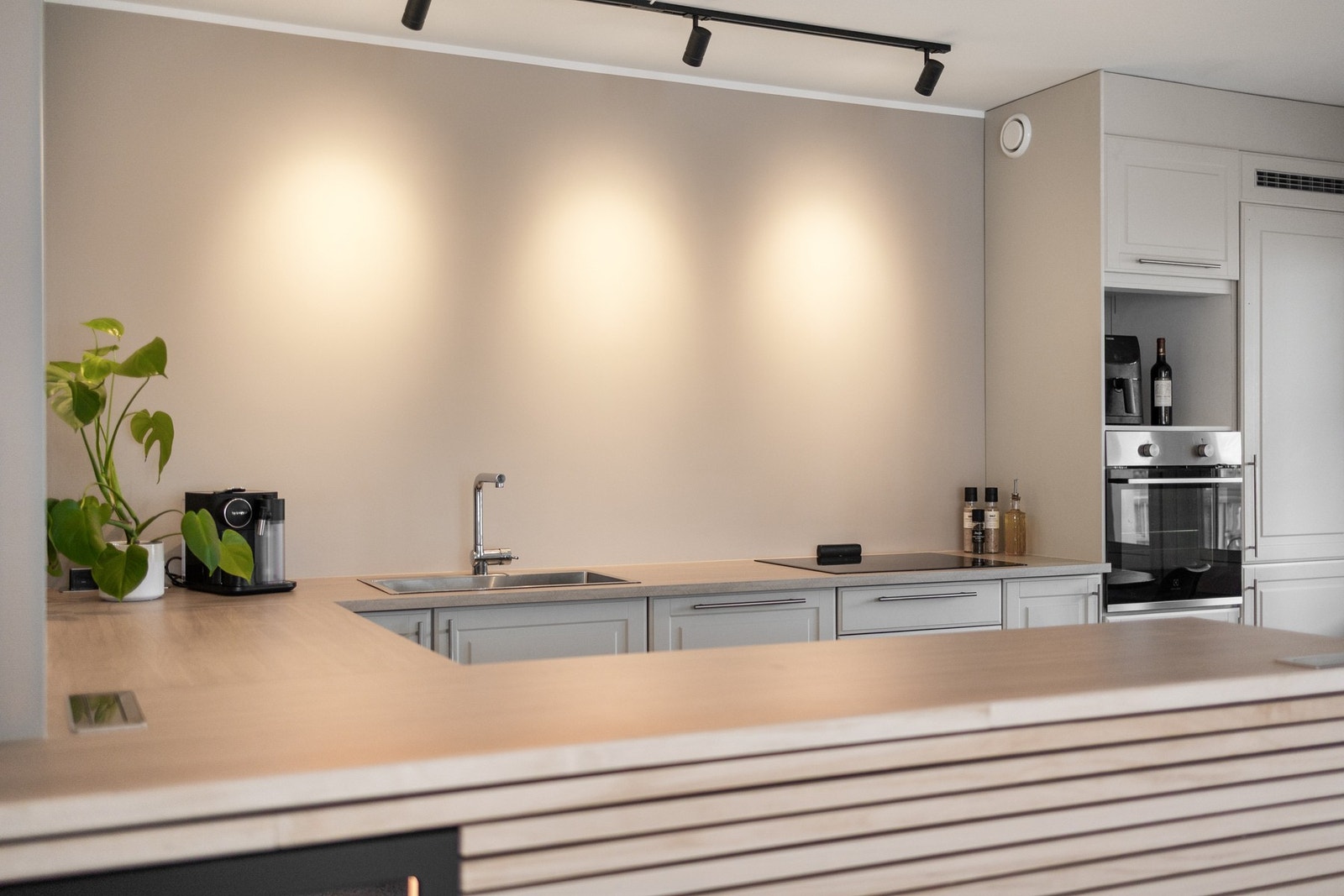 Alt fra fargepaletter til materialvalg er nøye utvalgt og matchet, noe bildene klart viser. Et moderne uttrykk som er lett å like. Galleribilde