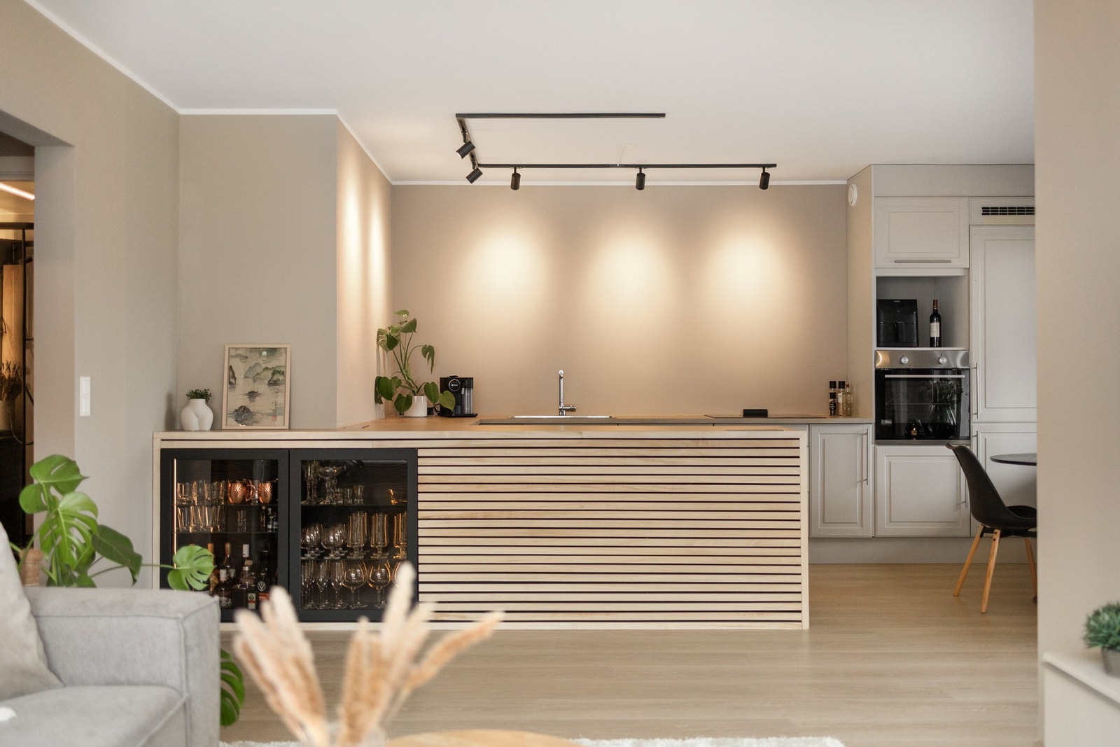 Denne leiligheten er i sin helhet renovert og fremstår ny og fresh - Her kan man bare ta med seg tannbørsten og flytte rett inn. Galleribilde