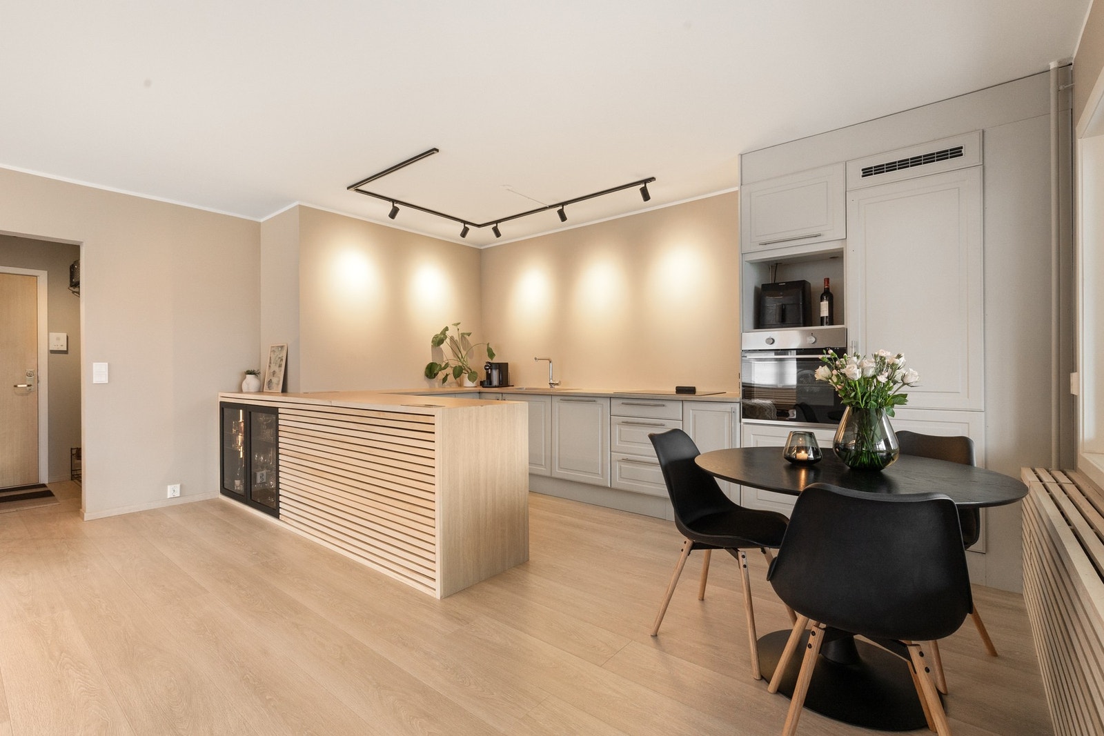 Denne leiligheten er perfekt for deg som søker det beste og ikke er interessert i å gjøre noen oppussing. EIE ønsker velkommen. Galleribilde