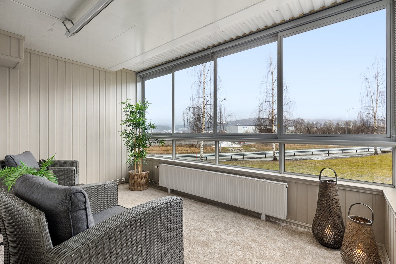 Innglasset balkong med god størrelse - et ekstra rom som gir utsikt og ro året rundt. Galleribilde