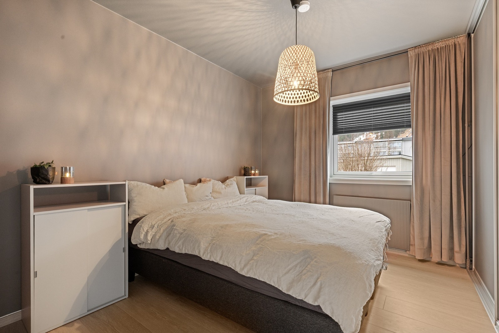 Lune farger, stramme linjer og delikat finish - soverommene føles som en forlengelse av et boutique-hotell. Galleribilde