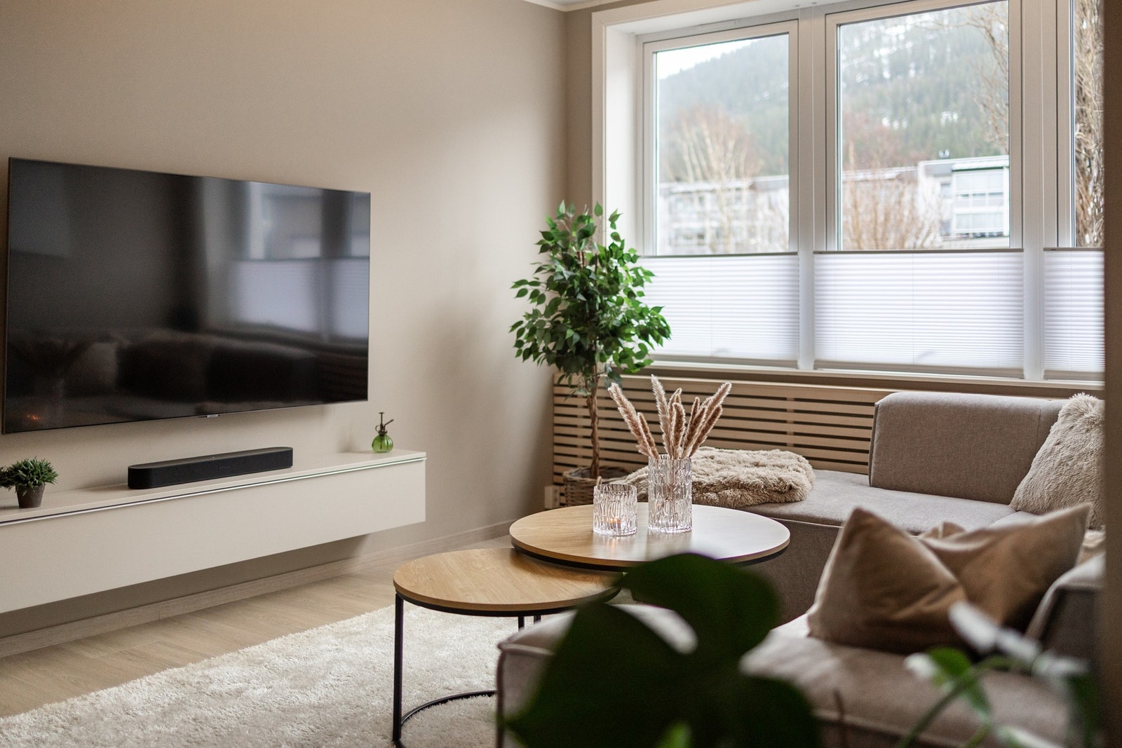 Alt av kabler er lagt skjult og radiatorene er felt inn i delikate spilekasser - Både lekkert og praktisk. Galleribilde