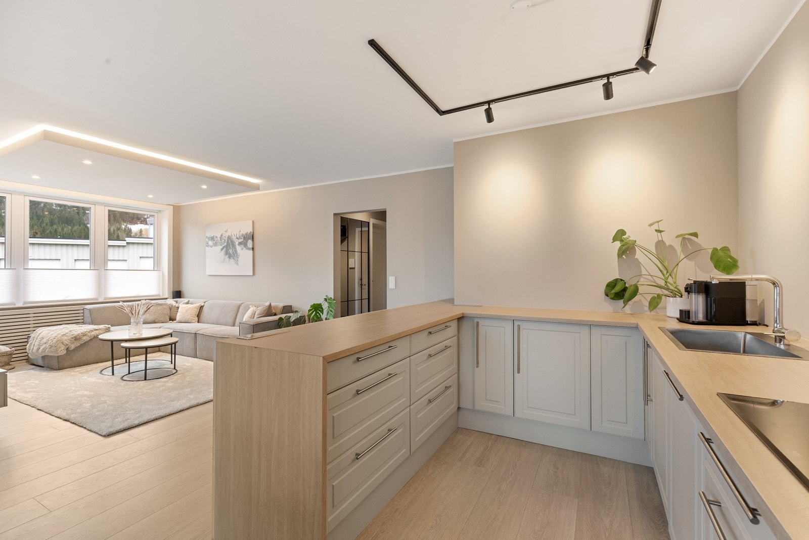 Den åpne stue/kjøkkenløsningen er noe du garantert vil sette pris på, og man kan enkelt holde den gode samtalen mens man legger siste hånd på verket før maten serveres. Galleribilde