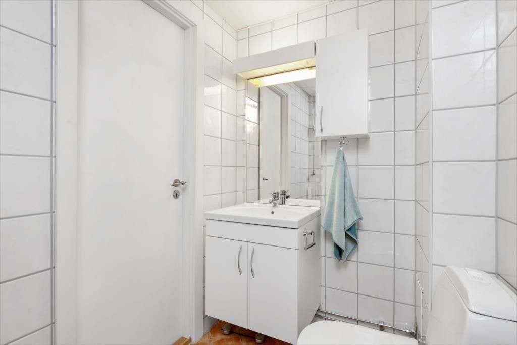 Lyst flislagt bad. Galleribilde