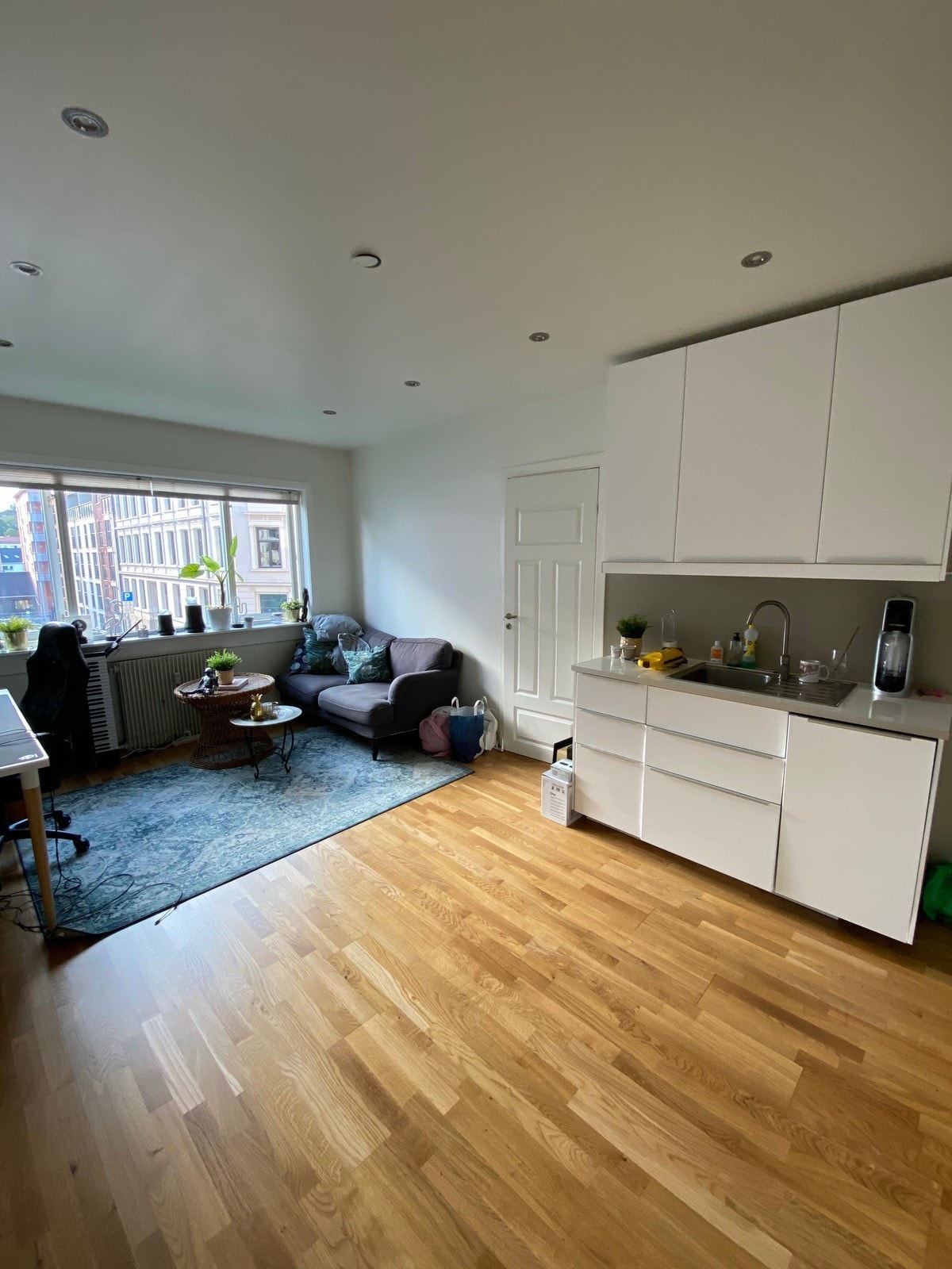 Åpen løsning mellom stue og kjøkken. Galleribilde