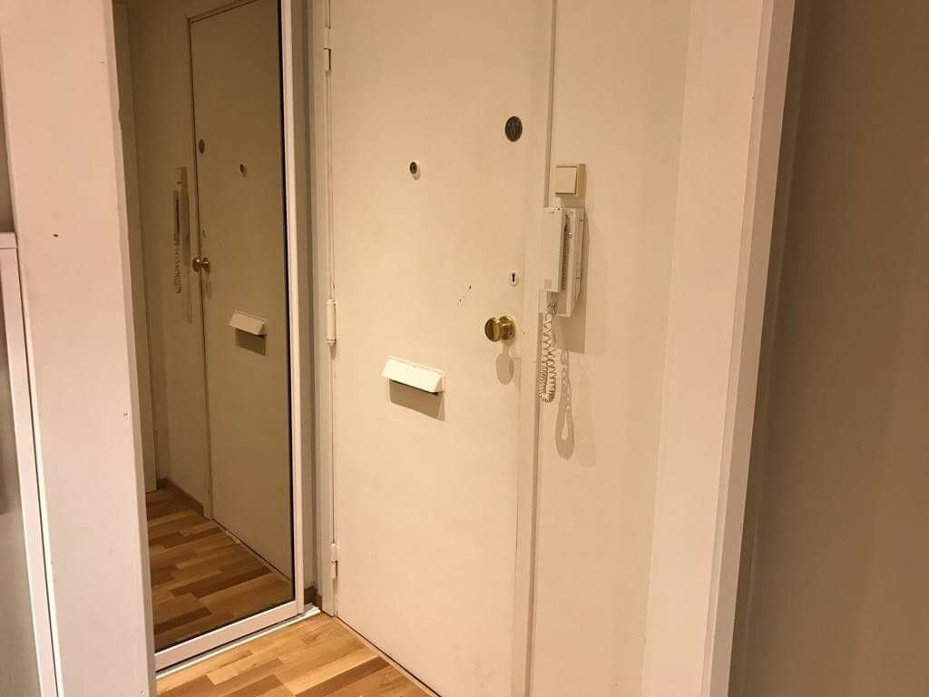 Lys entre med integrert garderobeskap. Galleribilde