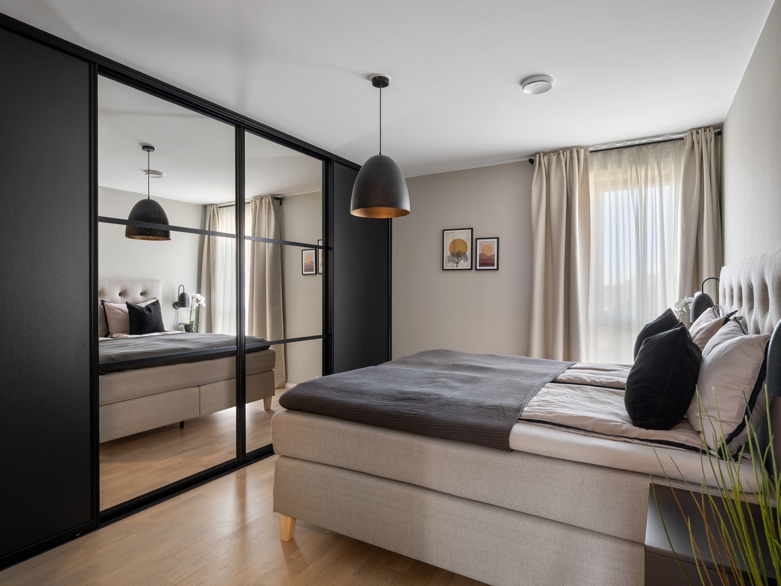 Romslig hovedsoverom med skyvedørsgarderobe Galleribilde