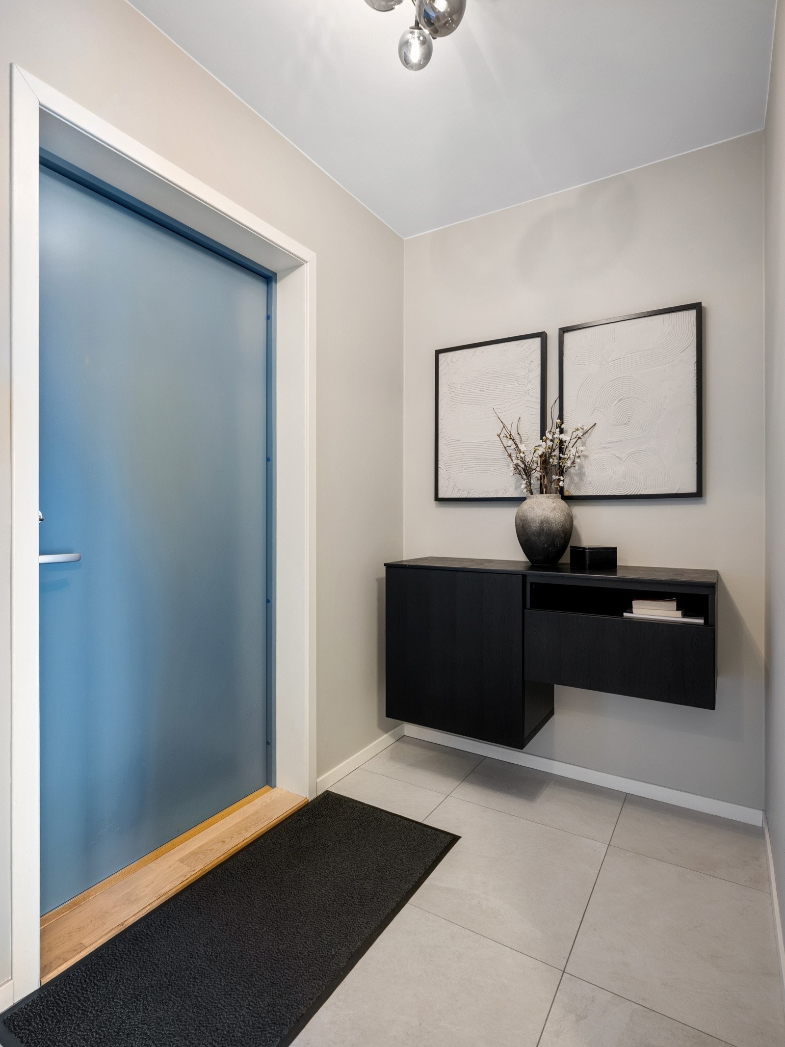 Lys og trivelig vindfang/gang med fliser og nymalte vegger Galleribilde