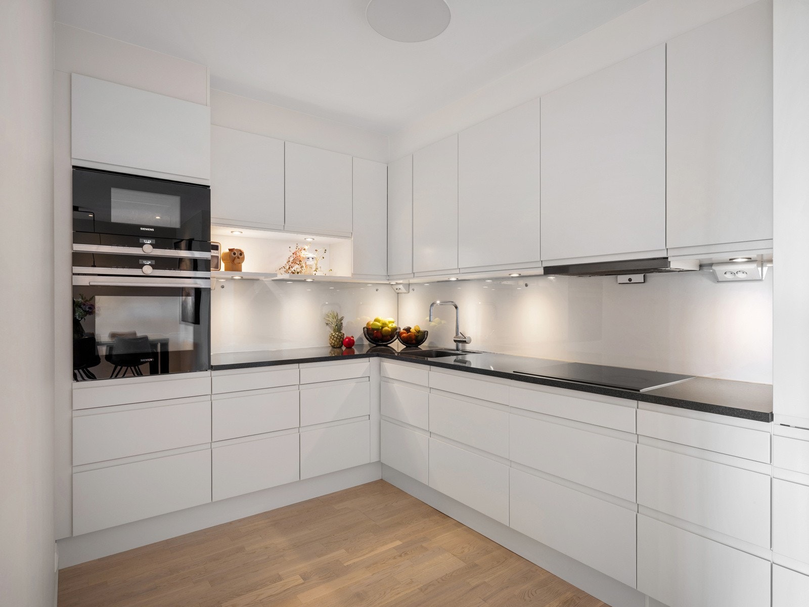 Lekkert kjøkken fra HTH med integrerte hvitevarer Galleribilde