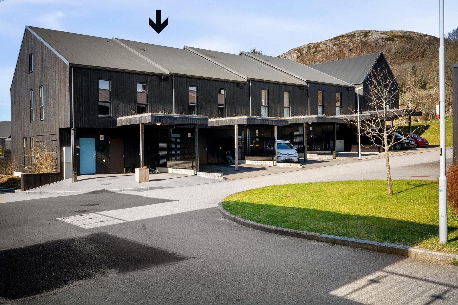 Flott rekkehus med parkering i carport og gårdsrom Galleribilde