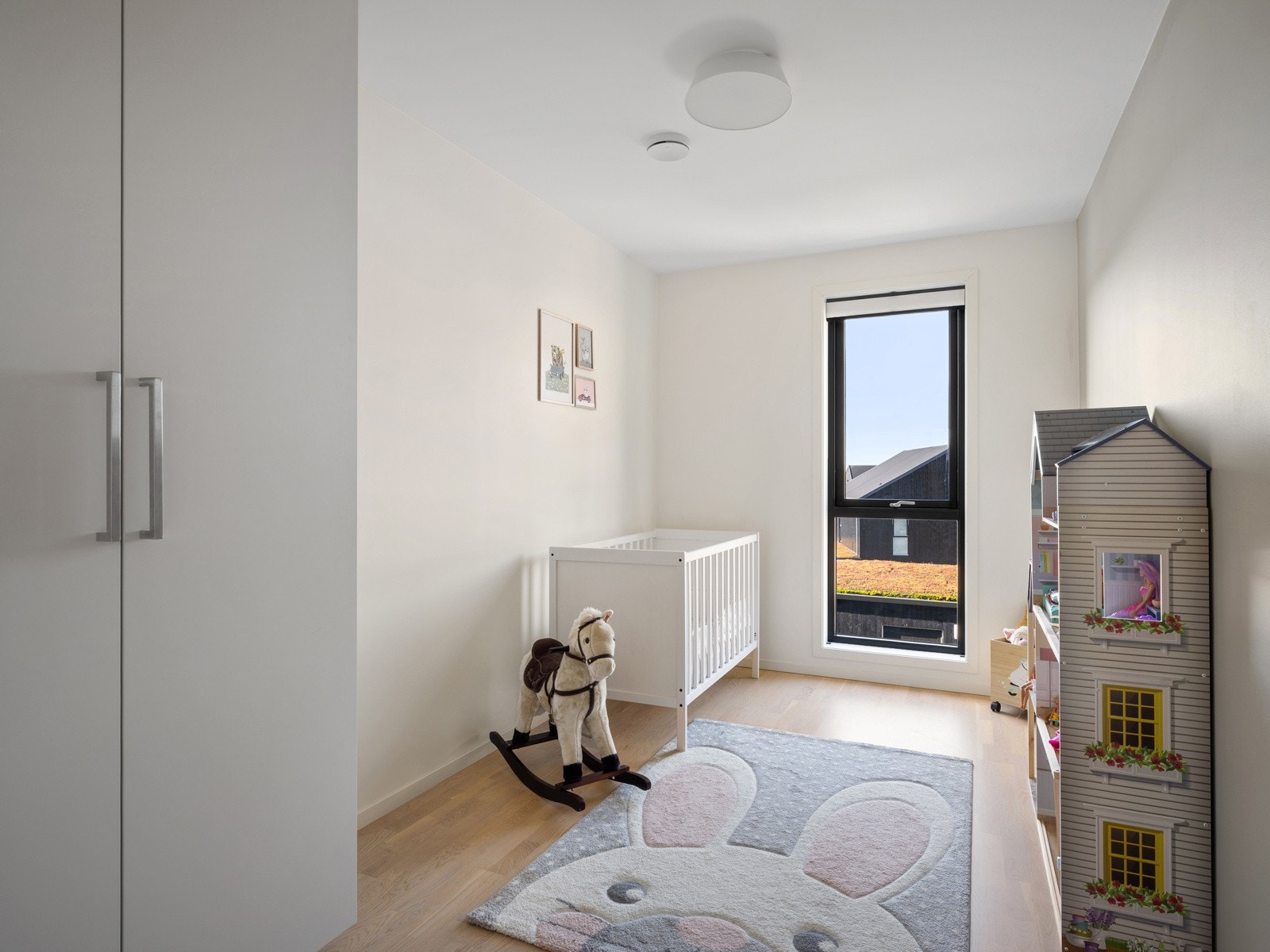 Soverom med nedfellbar trapp til loftet Galleribilde