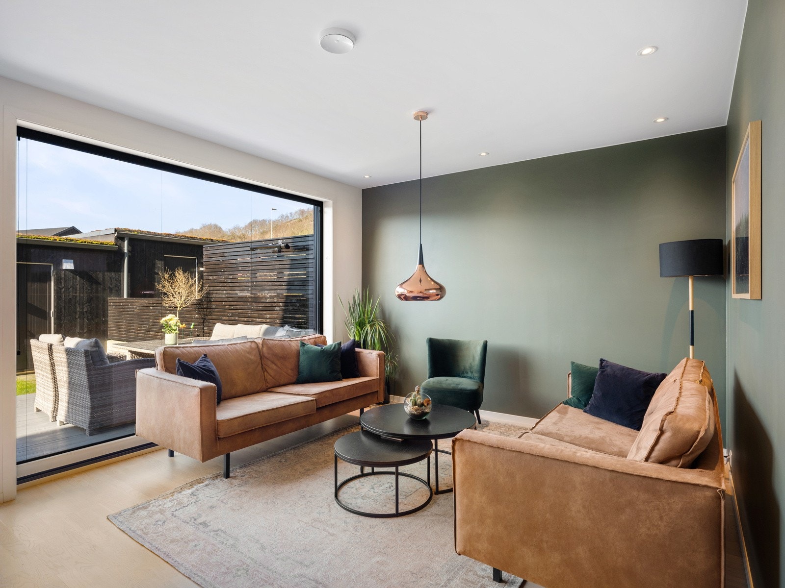 Stuen har parkett på gulvet og tidsriktige fargevalg på veggene Galleribilde