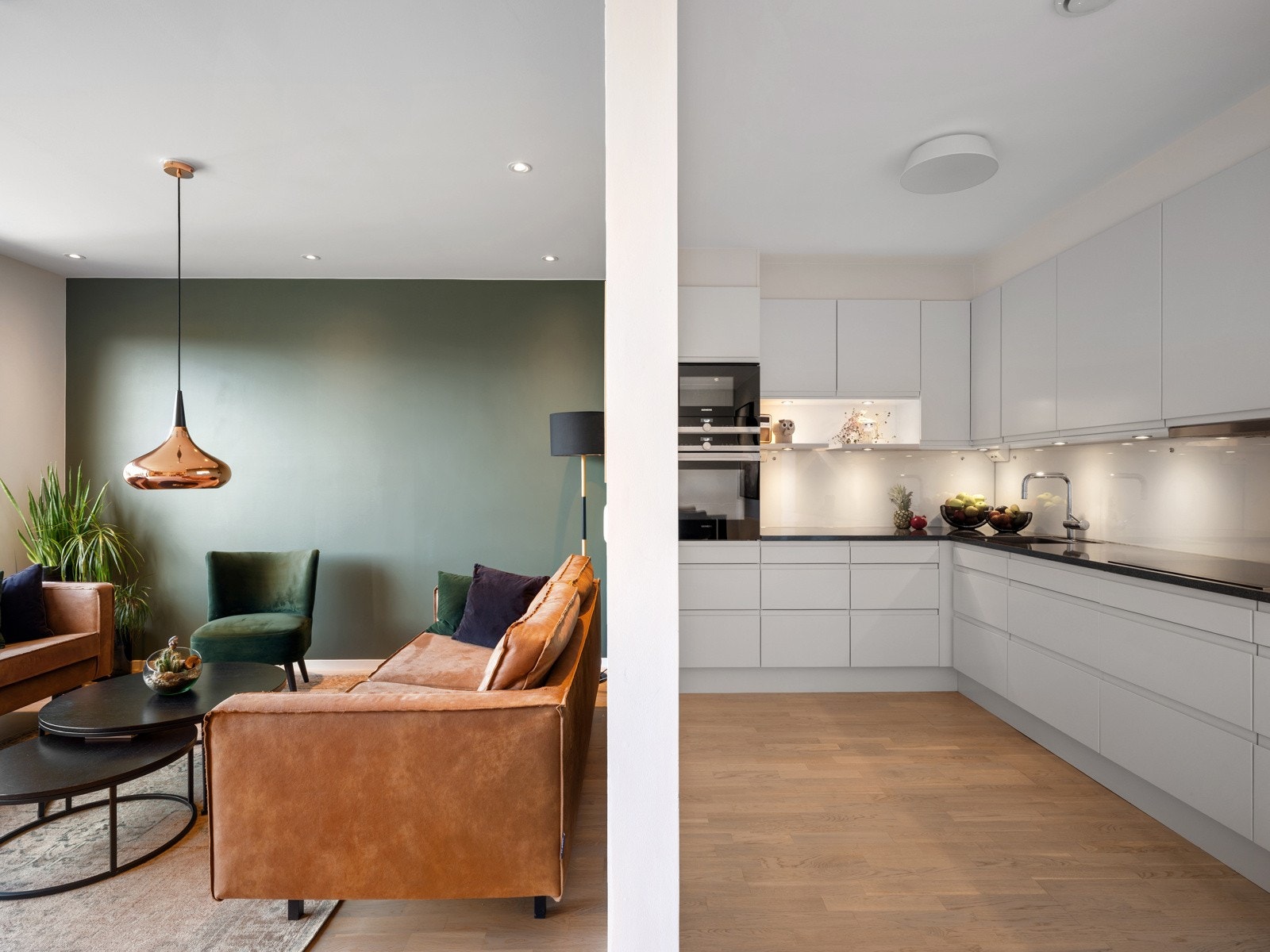 Kjøkkenet er adskilt men åpen løsning til stuen Galleribilde