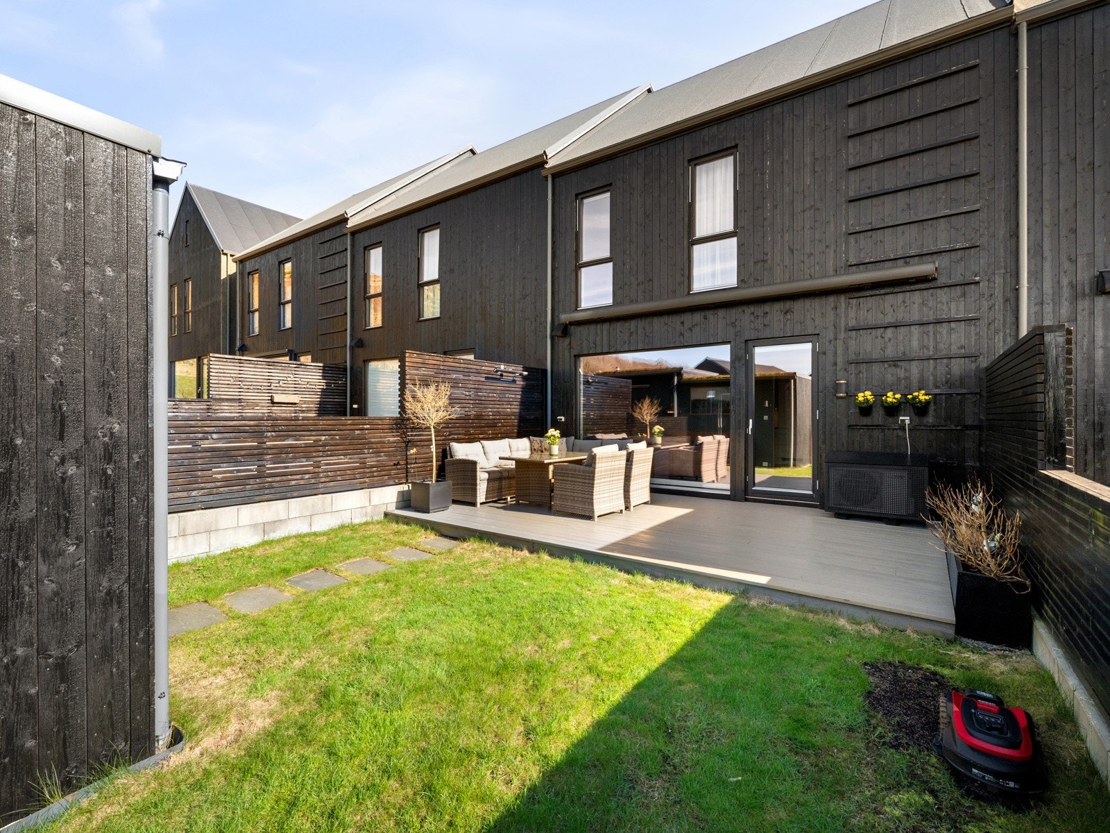 Privat, solrikt og hyggelig uteområdet Galleribilde