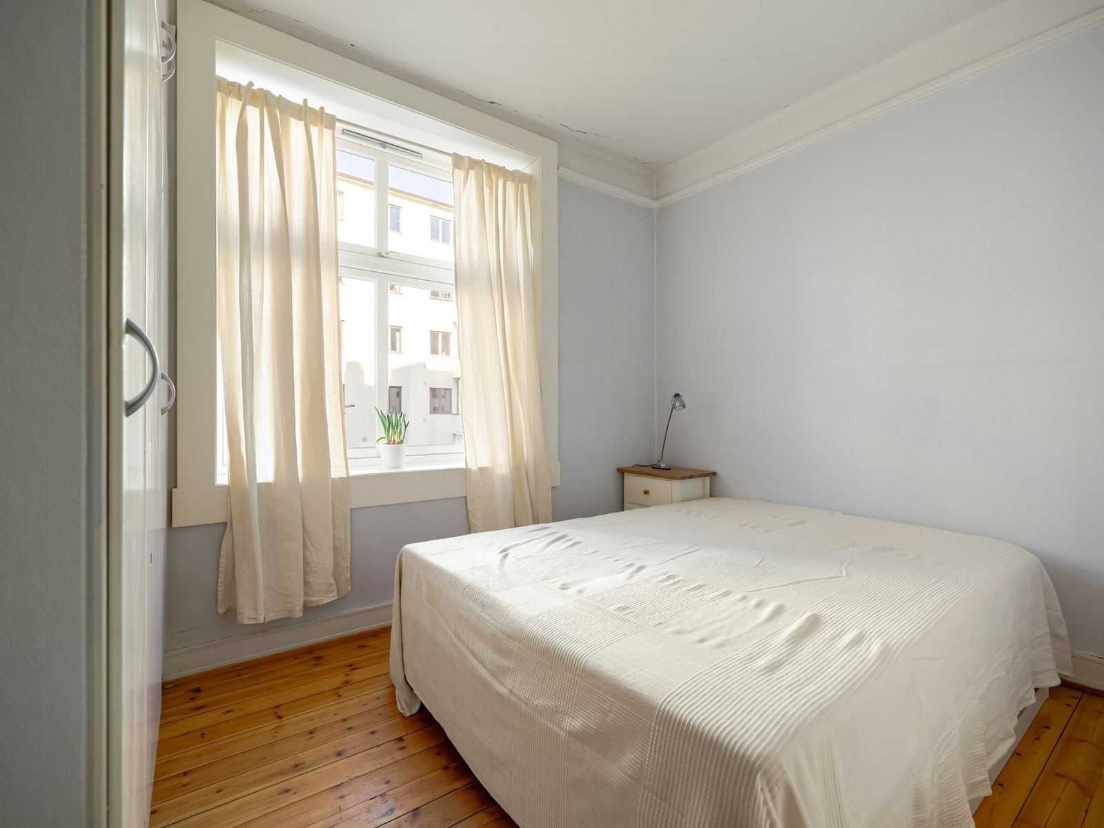 Rommet er av god størrelse, målt til ca. 7,5 kvm. Store vindusflater er det også her. Galleribilde