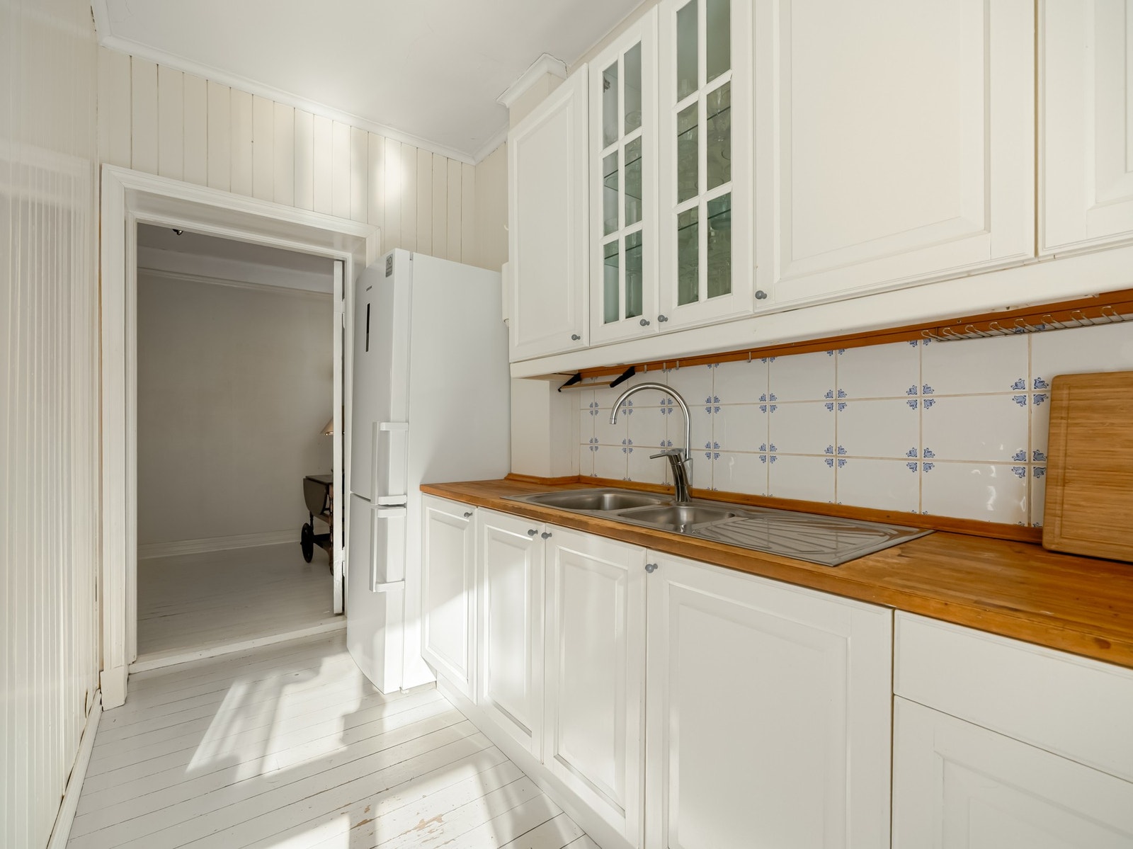 Kjøkkeninnredningen består av profilerte fronter, heltre benkeplate og plass til frittstående komfyr og kjøleskap. Galleribilde