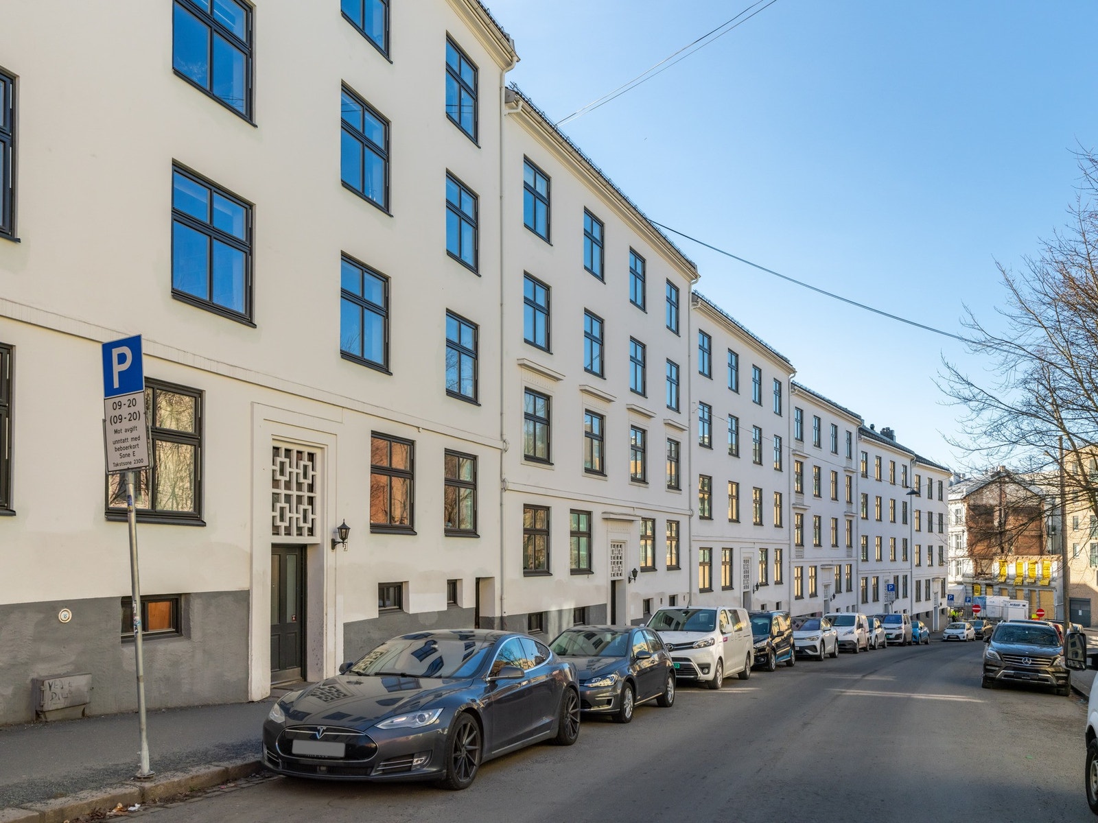 Leiligheten ligger fint til i byggets høye første etasje. Galleribilde