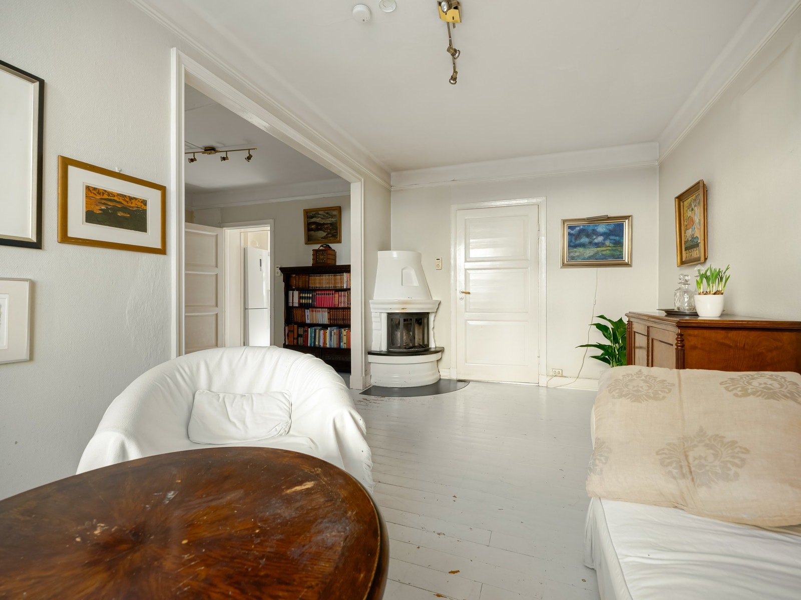 Rommet er av god størrelse, så her har du masse plass til å større sofagruppe og spisebord - alt du trenger! Galleribilde