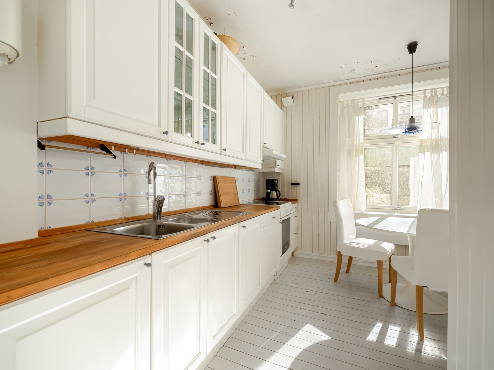 Dette er en gjennomgående leilighet med god planløsning. Vi kan kalle dette et oppussingsobjekt, så her har du mulighet til å skape ditt drømmehjem! Galleribilde