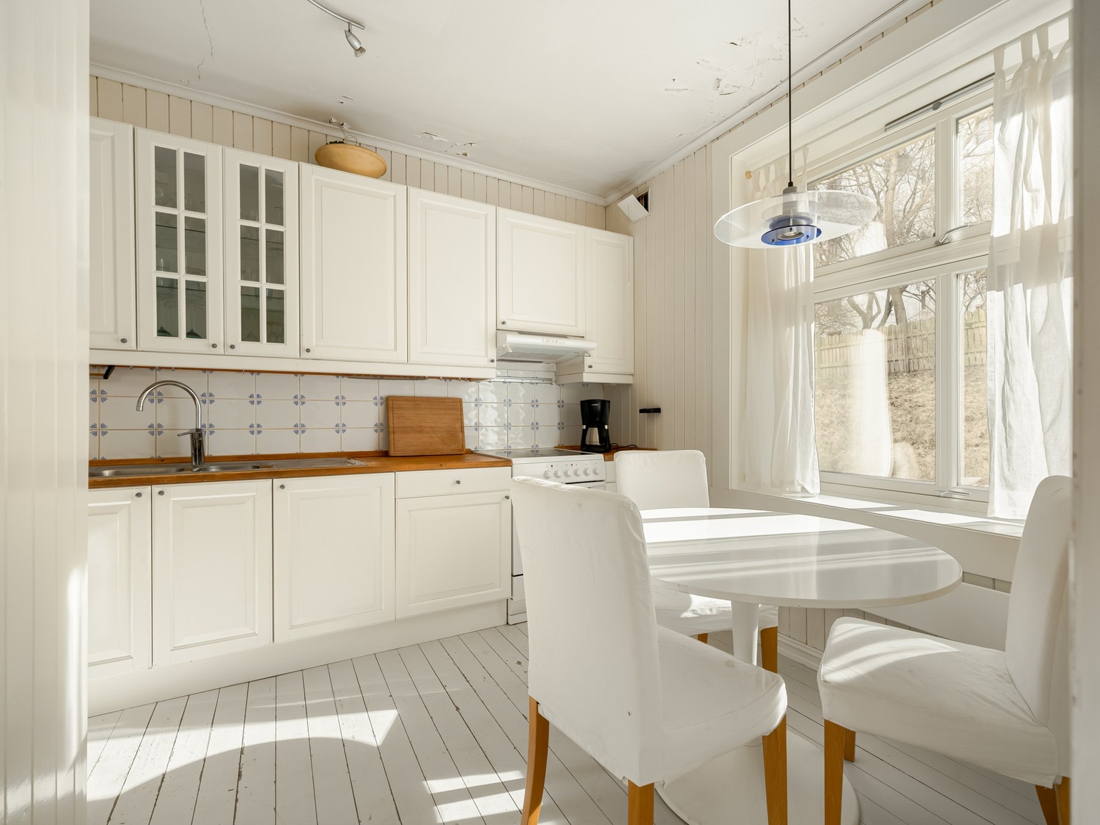 Kjøkkenet er modent for oppgraderinger, men det er hvertfall plass til spisebord også. Galleribilde