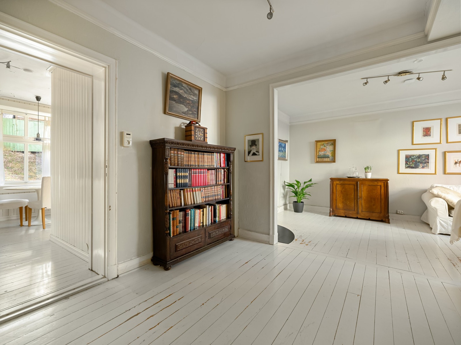 Stuen fortsetter lenger inn og strekker seg mot inngangen til kjøkkenet. Det skal vi ta en titt på litt senere. Galleribilde