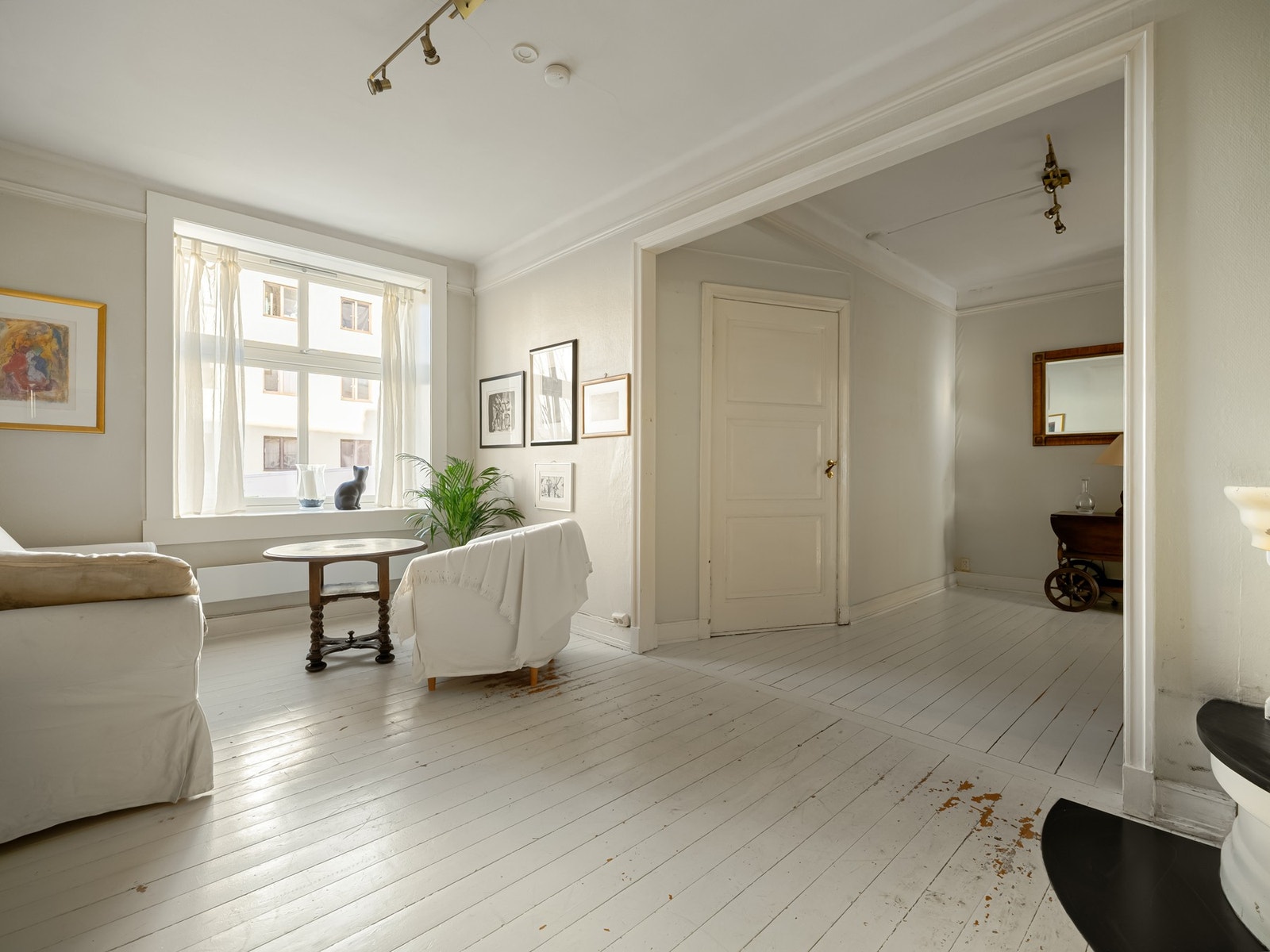 Lyset strømmer inn gjennom de store vindusflatene. Alle vinduer ble skiftet i 2018. Galleribilde