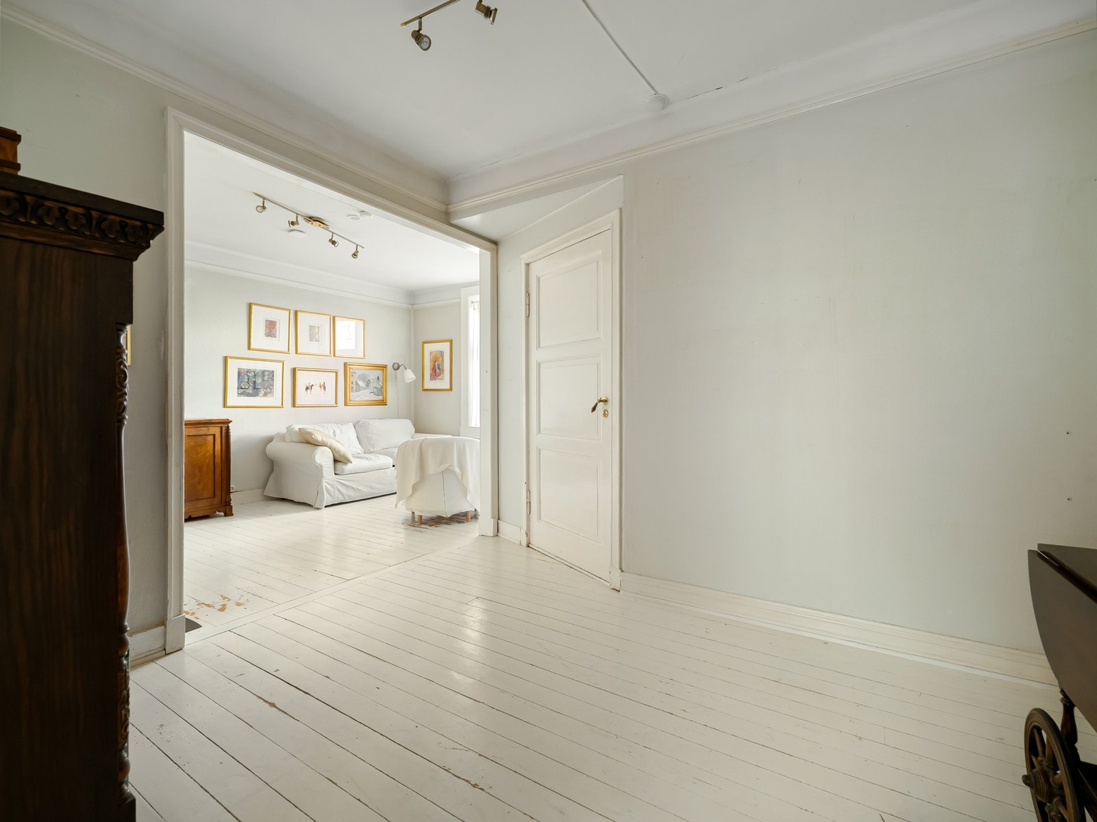 Fra stuen inner vi rommet som blir benyttet som soverom. Galleribilde