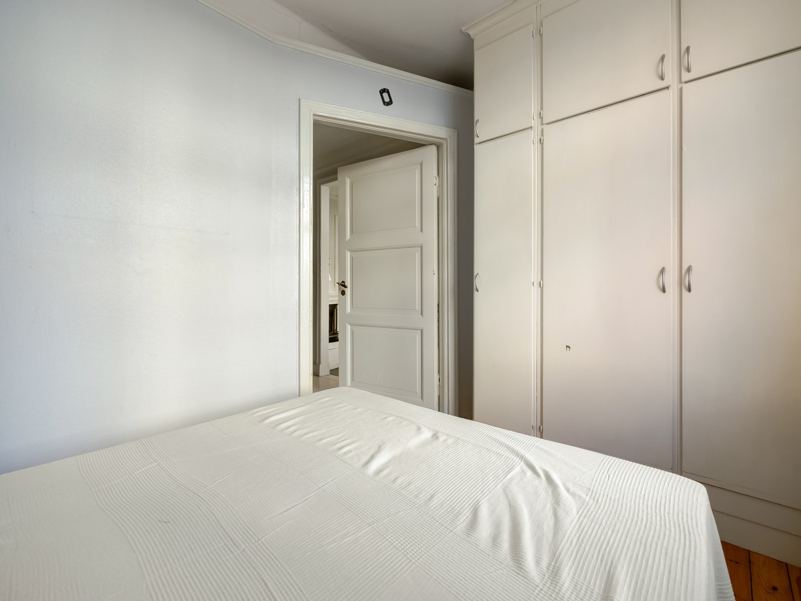 Det er masse garderobeplass til å henge fra seg klærne. Galleribilde