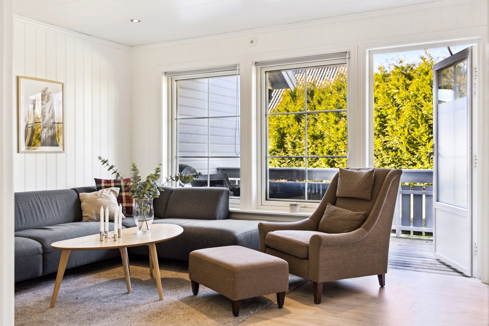 Fra stuen er det utgang til lun terrasse og plen Galleribilde