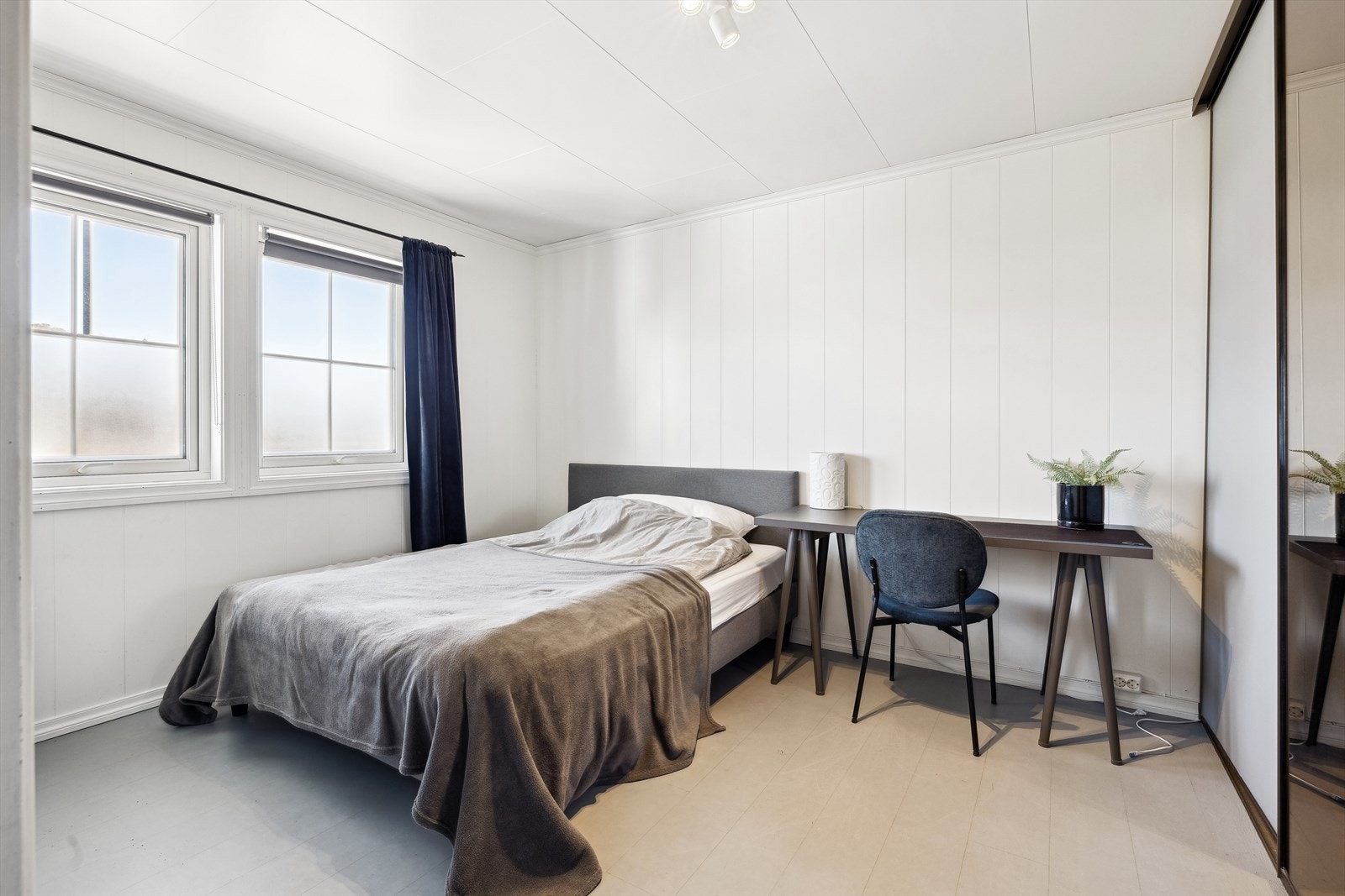 Soverom i 1. etasje med garderobe Galleribilde