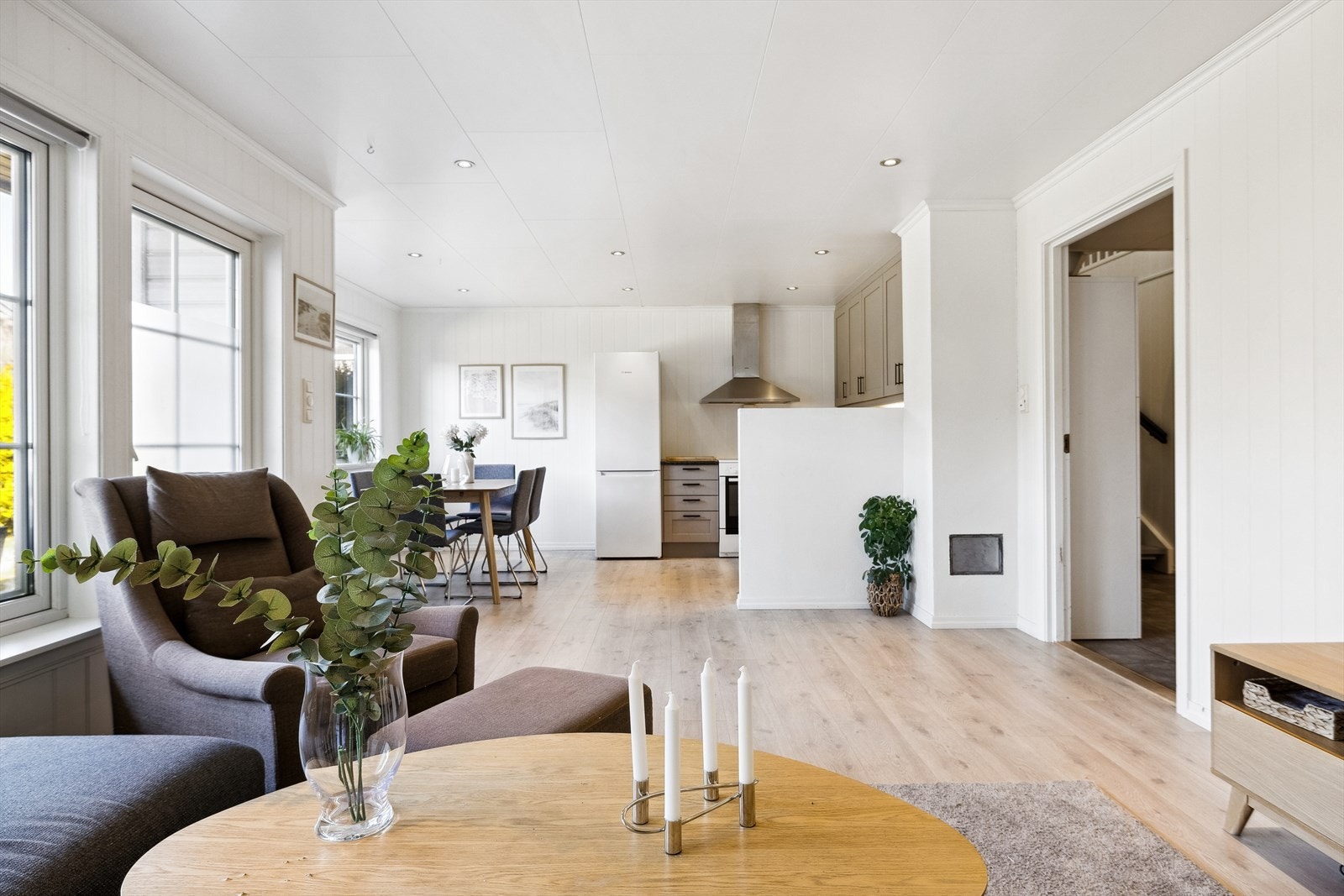 Fra sofa sett mot kjøkken og spisestue Galleribilde