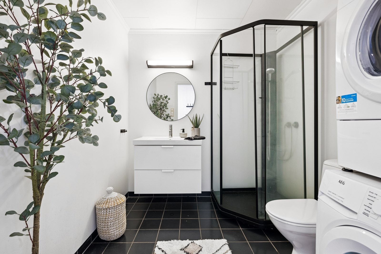 Fliselagt bad med opplegg til vaskemaskin, dusj, WC og servant Galleribilde